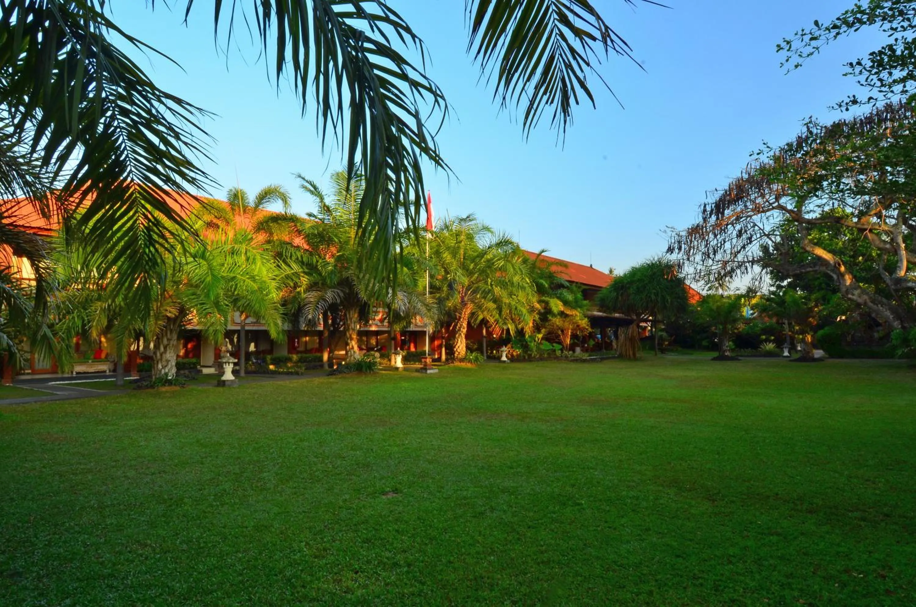 Garden in Inna Sindhu Beach Hotel & Resort