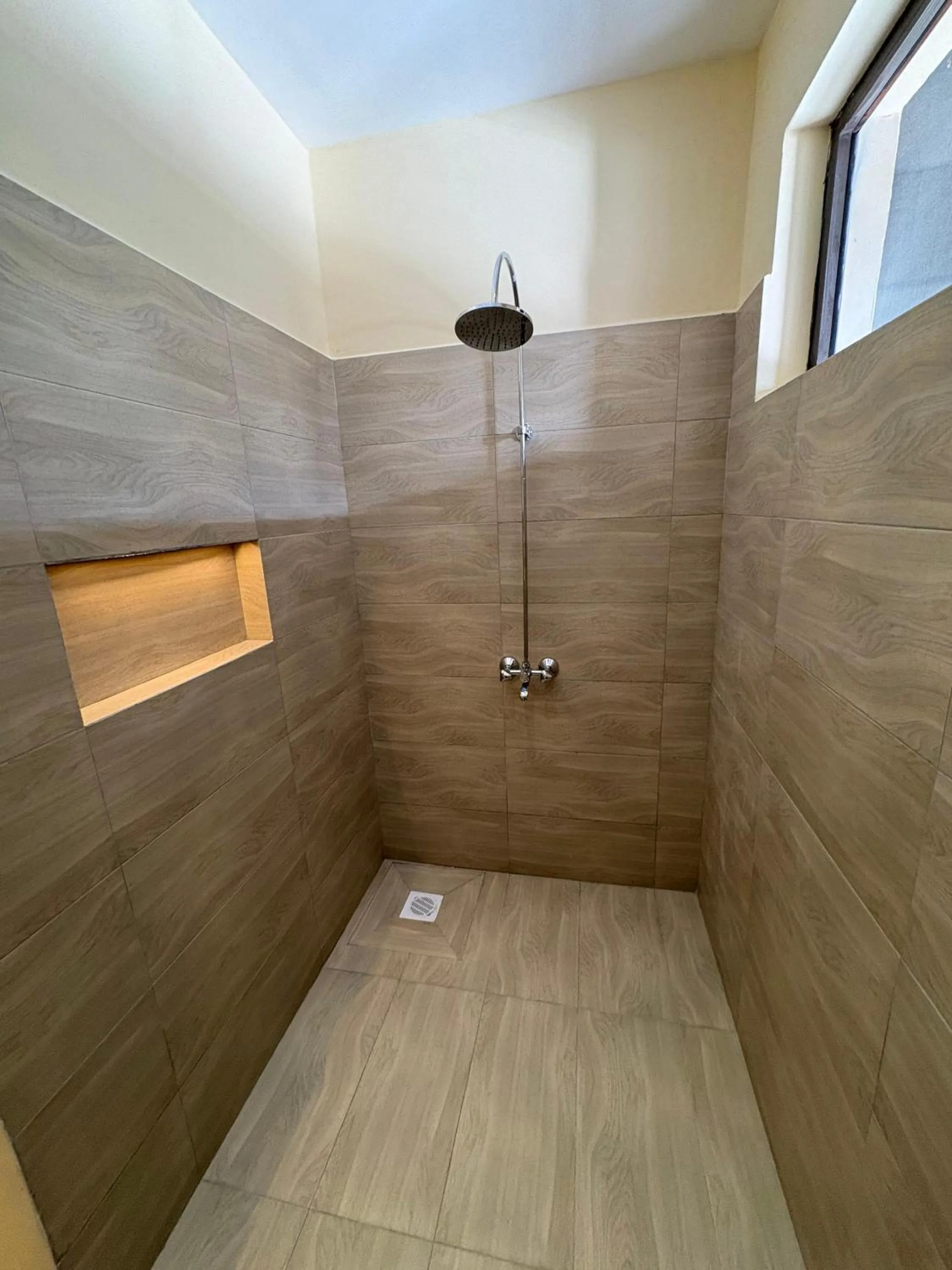 Shower in Ashnil Aruba Lodge