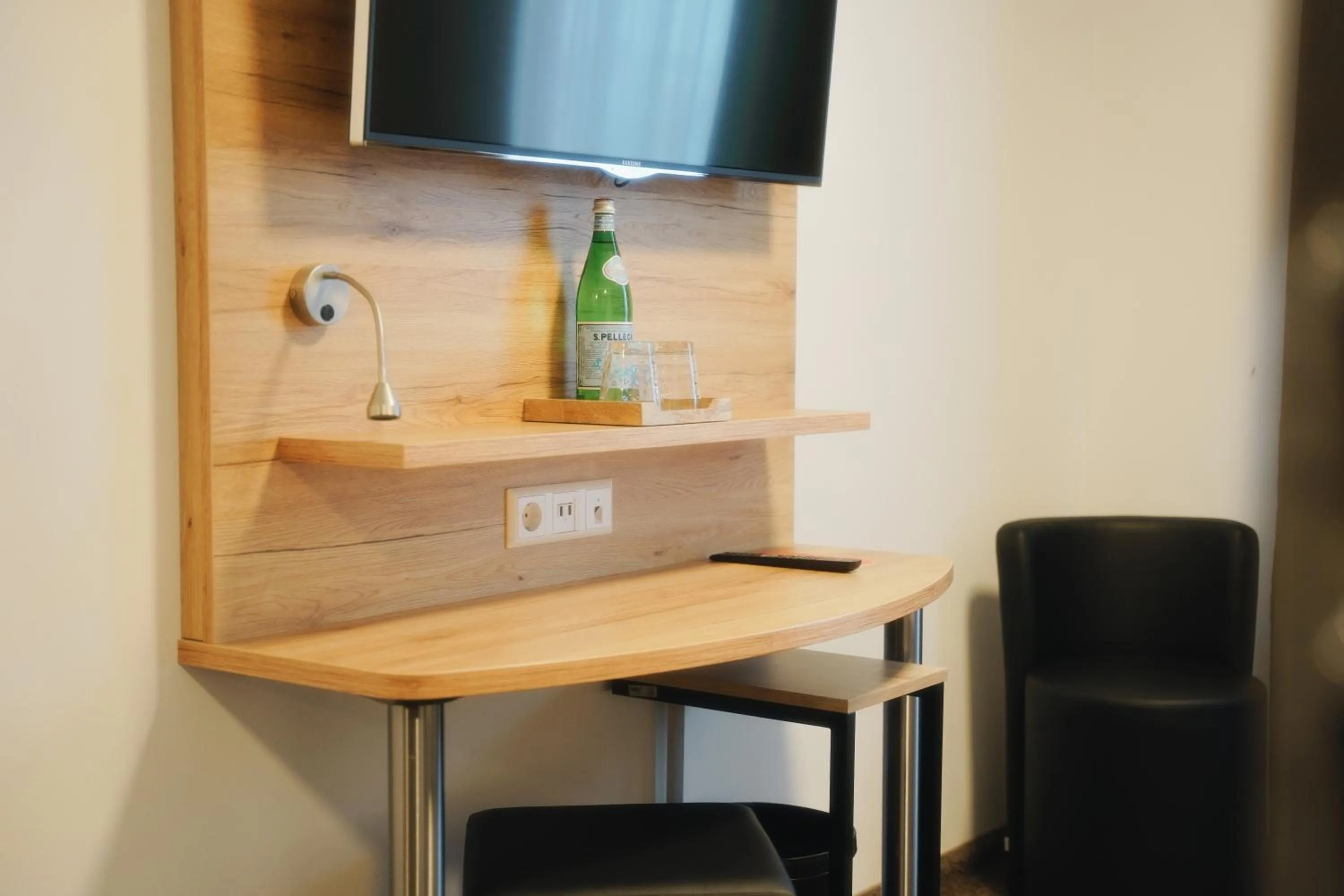 Photo of the whole room in Outlet Hotel