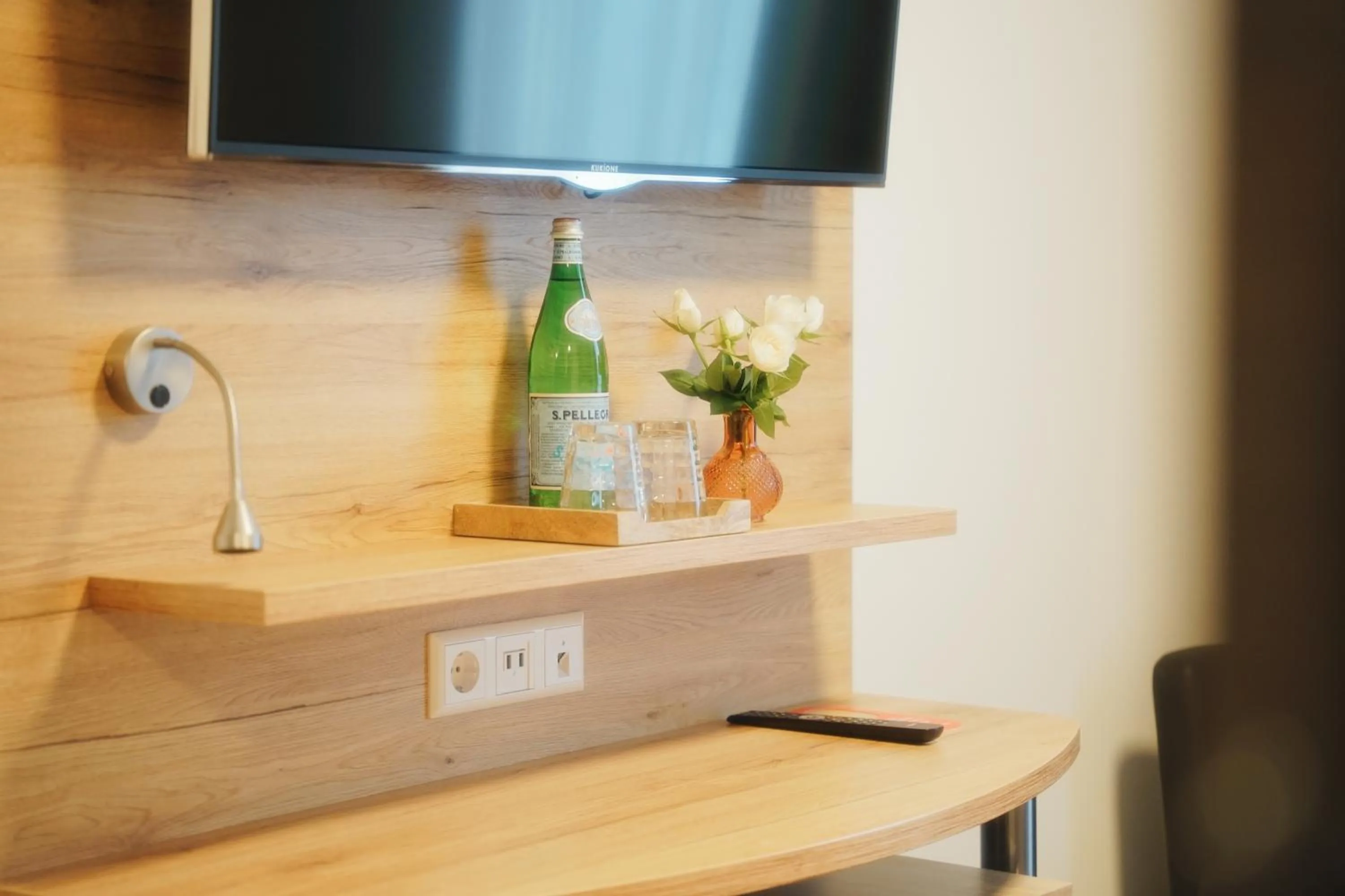 Photo of the whole room in Outlet Hotel