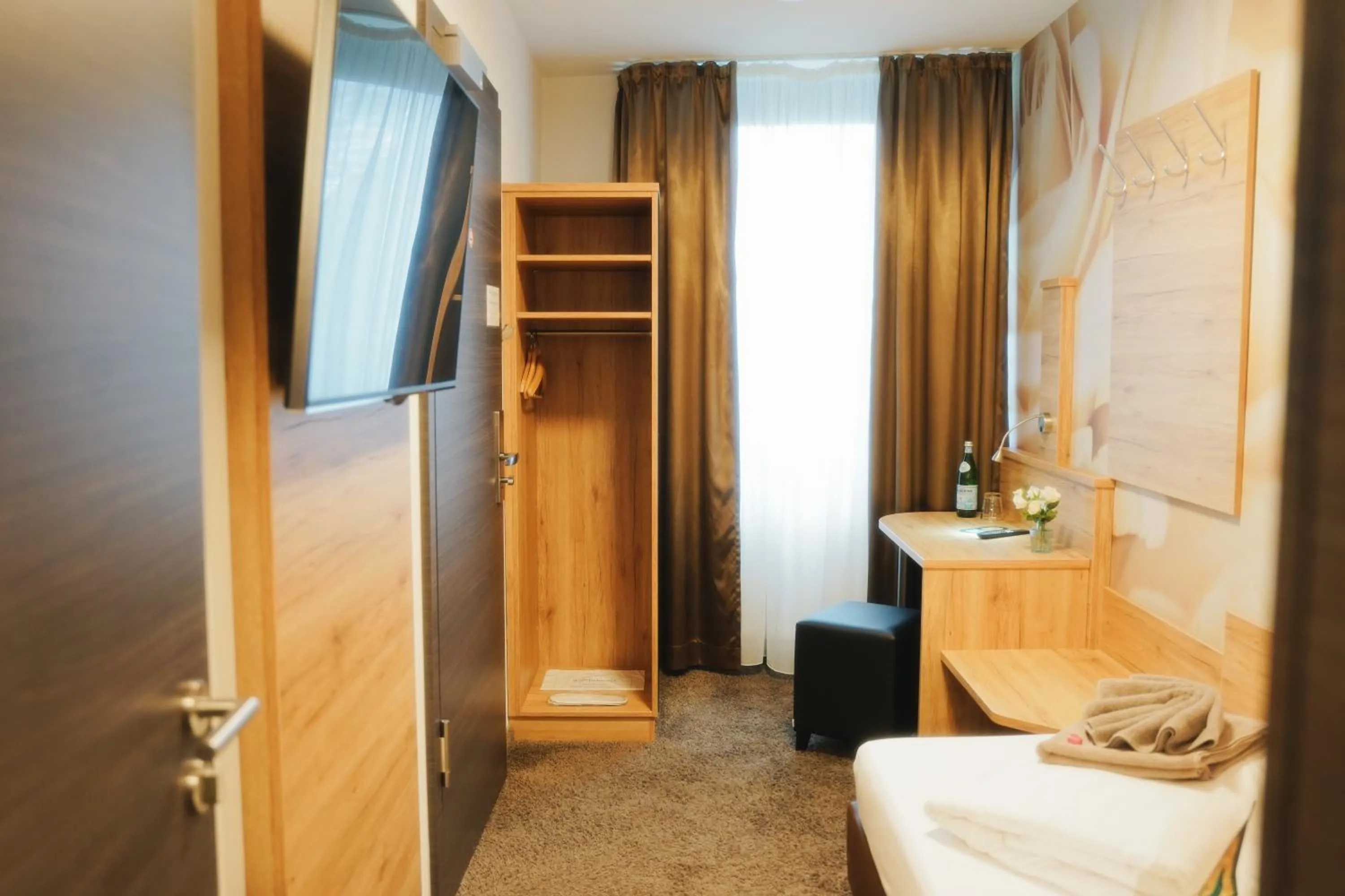 Photo of the whole room in Outlet Hotel