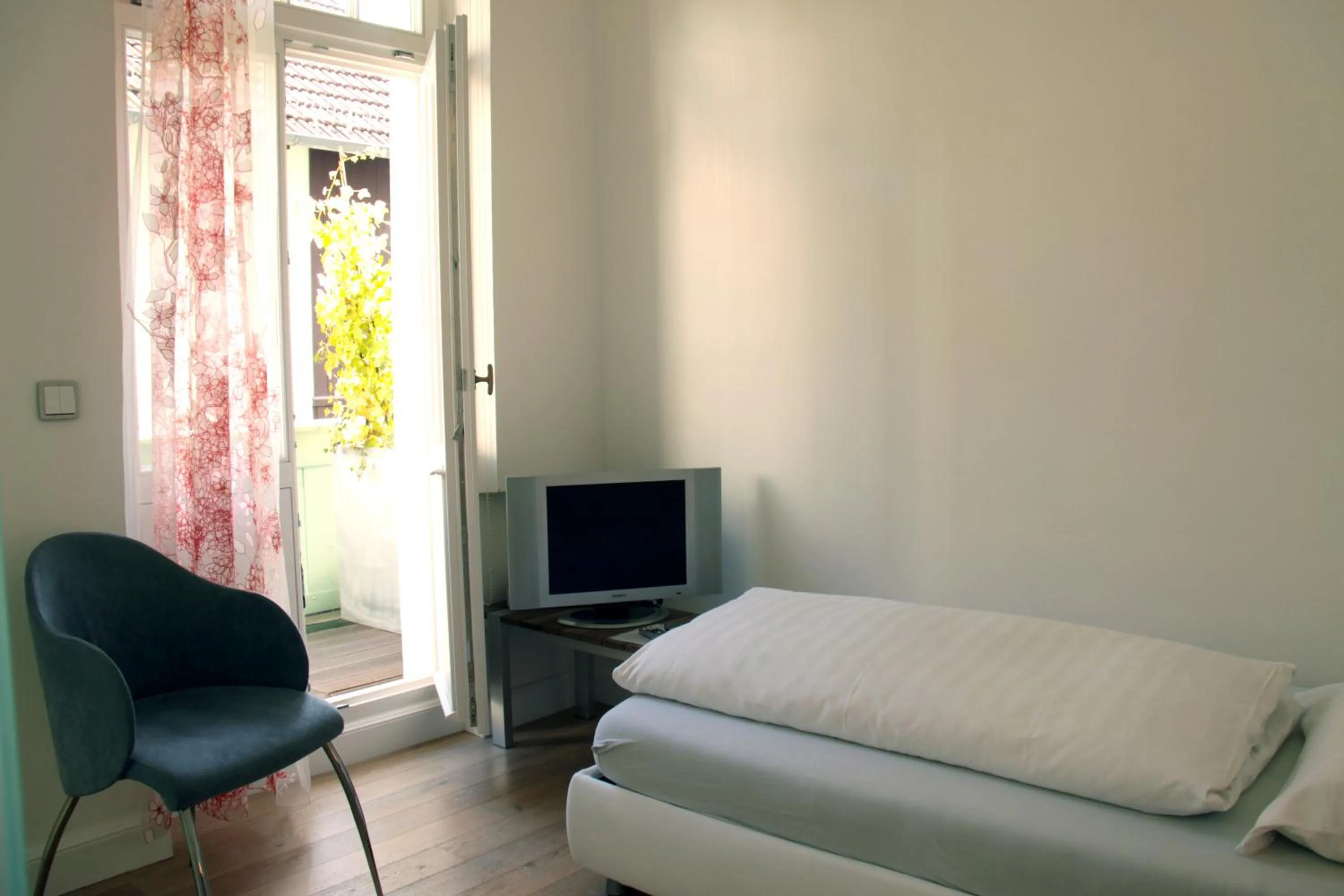 Photo of the whole room, Bed in Hotel Heidelberg Astoria