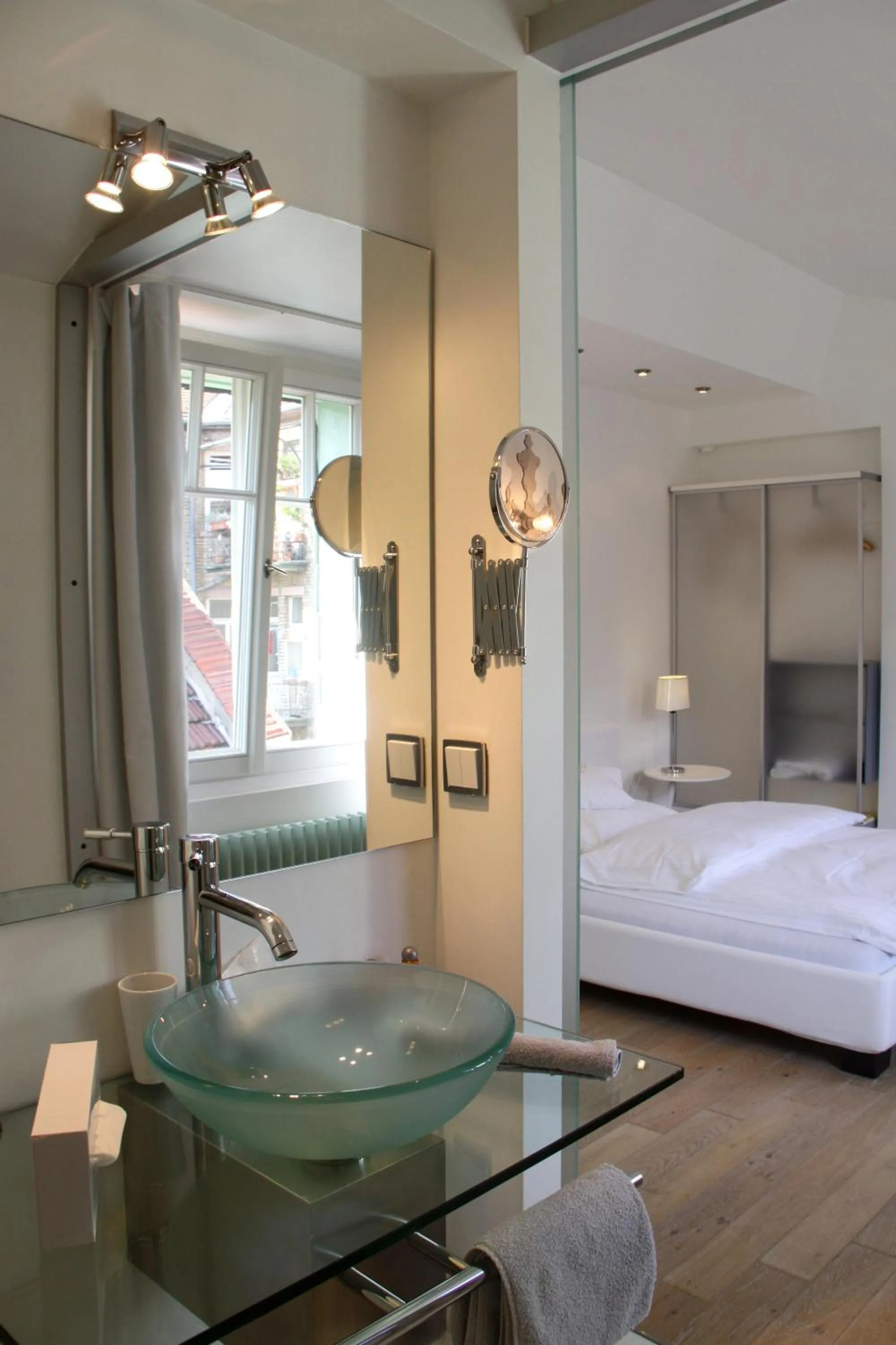 Bathroom, Bed in Hotel Heidelberg Astoria