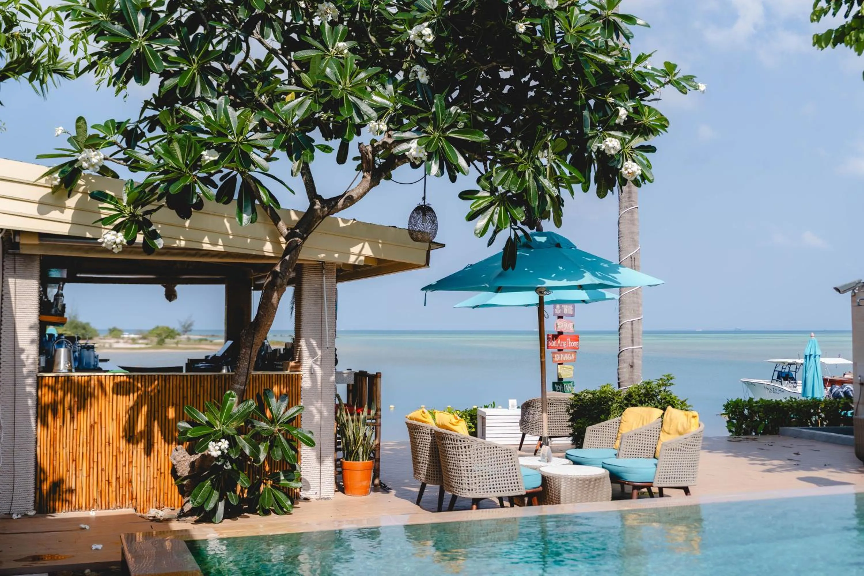 Lounge or bar in Avani Plus Samui Resort