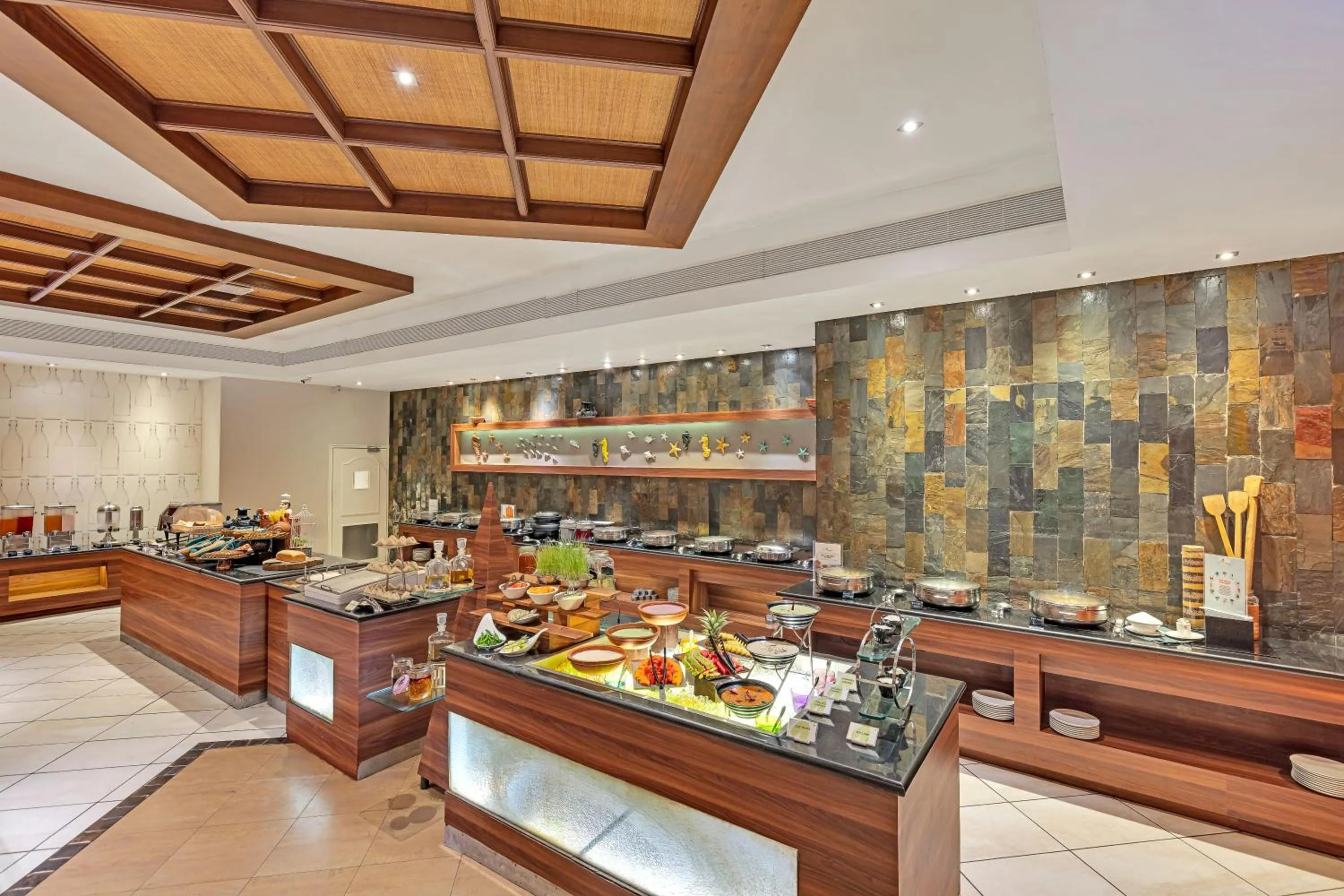 Restaurant/places to eat in Club Mahindra Emerald Palms, Goa