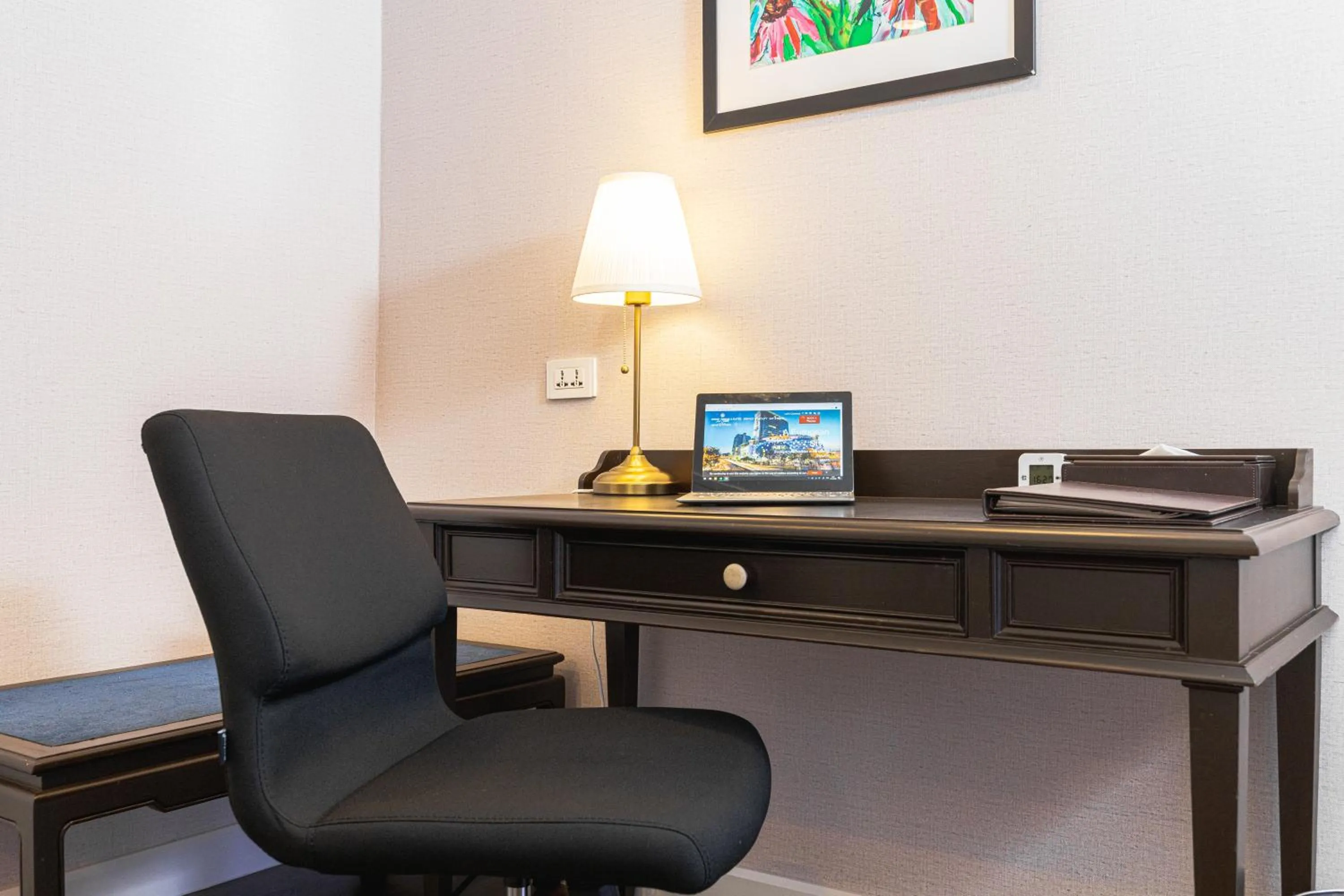 Seating area in Le Siam Hotel Silom Bangkok by PCL