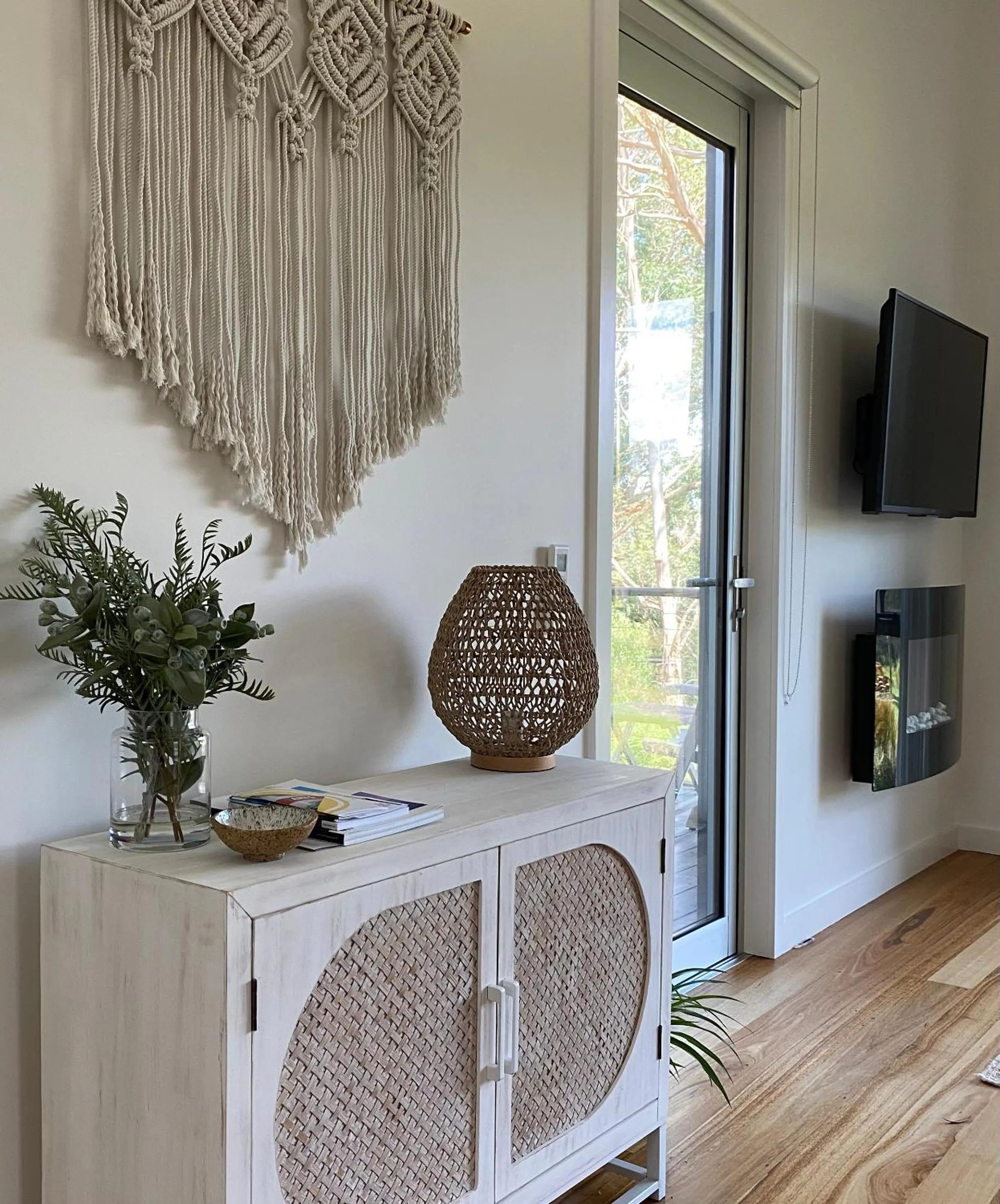 TV and multimedia in Messmates Luxury Eco Suites