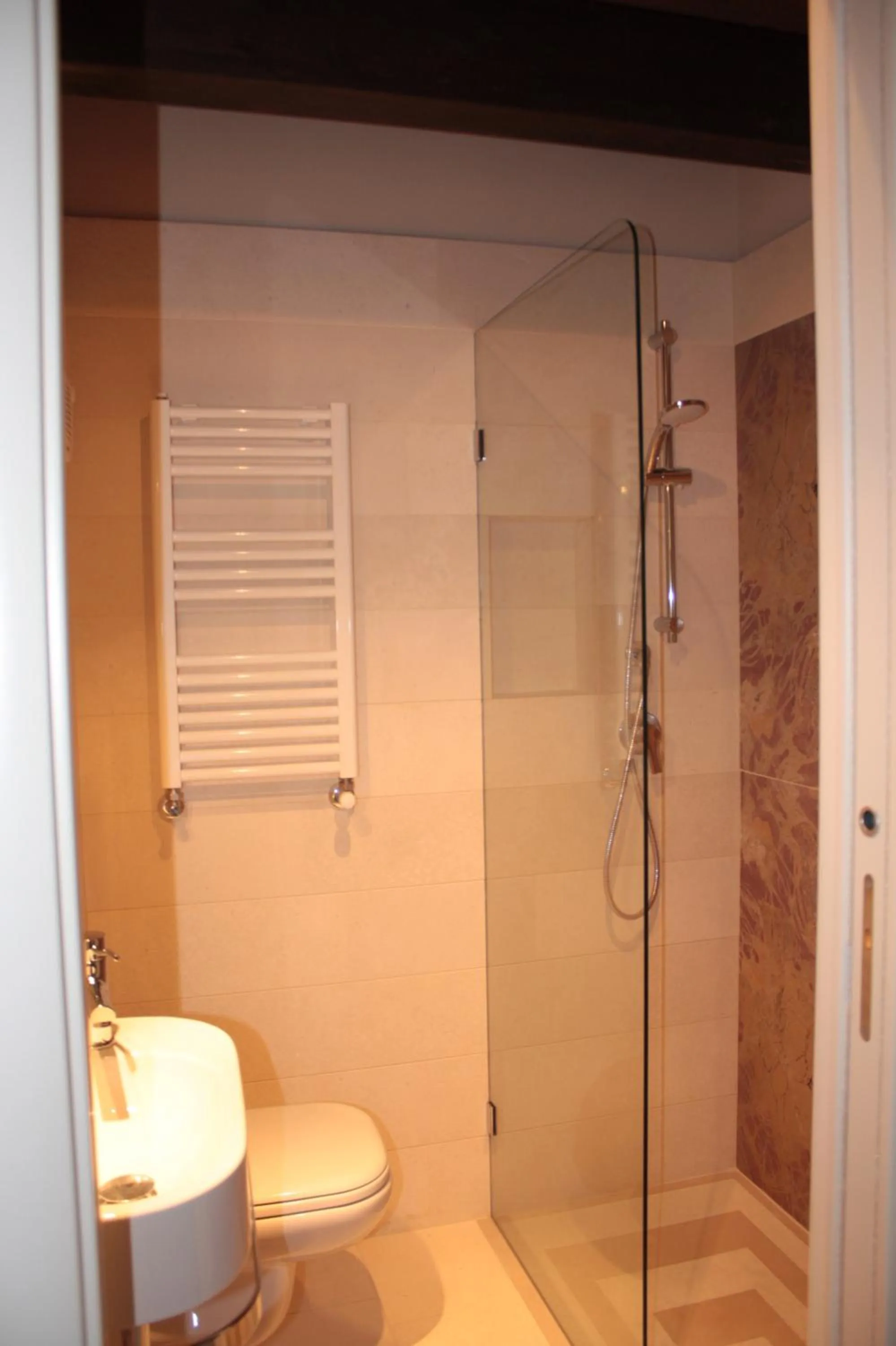 Shower in B&B Torrente Antico