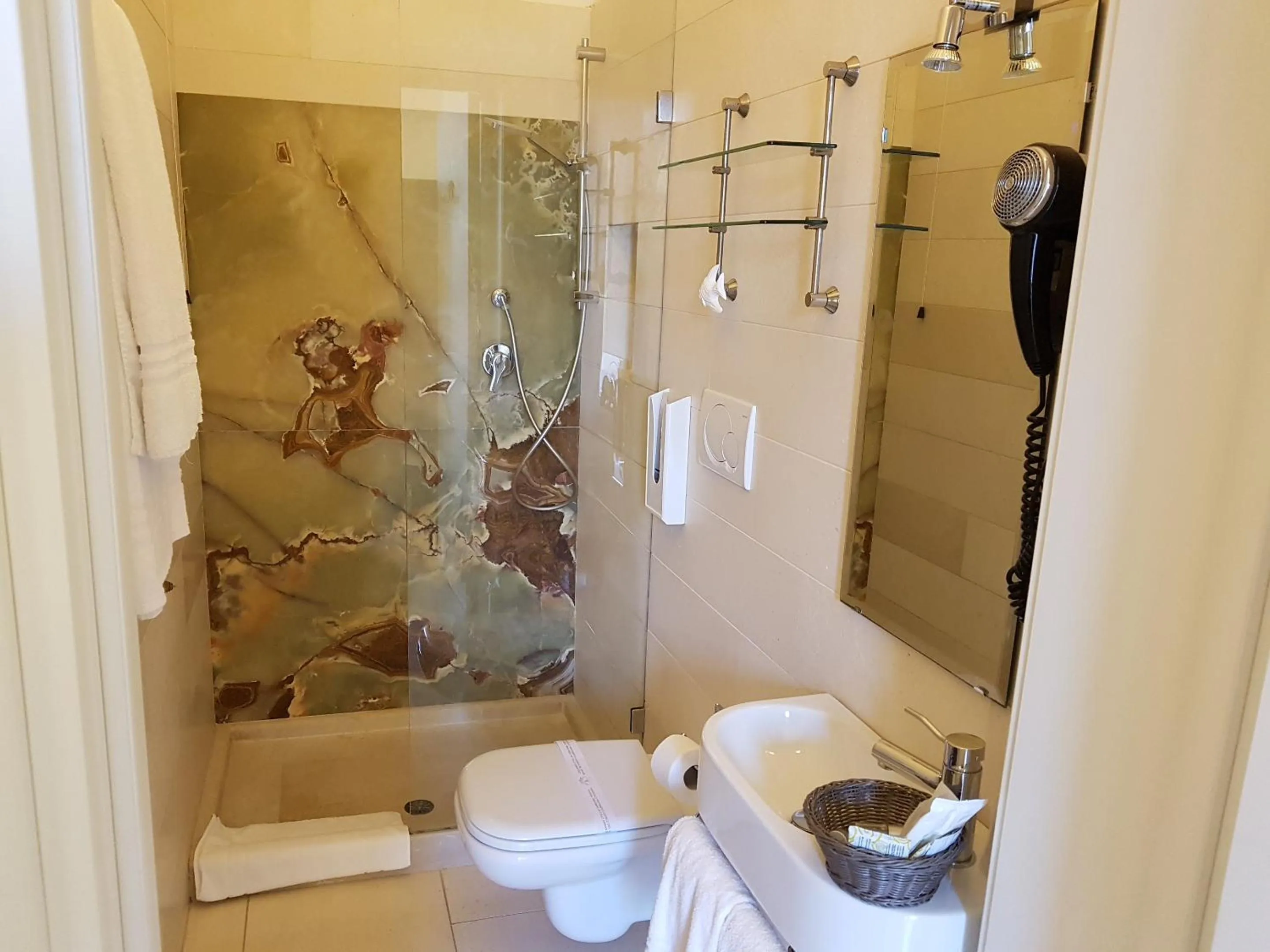 Shower in B&B Torrente Antico