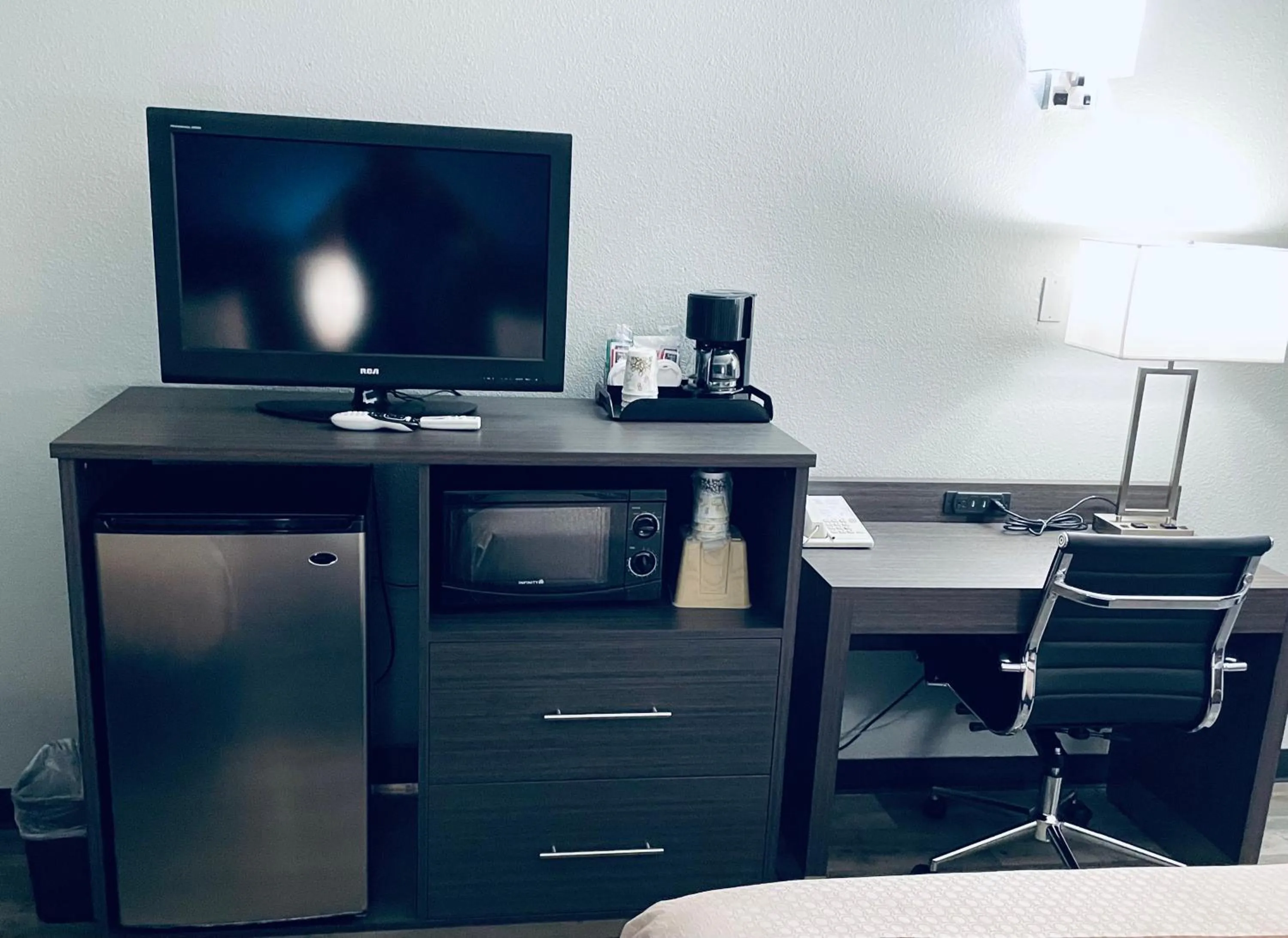 TV and multimedia in Americas Choice Inn & Suites