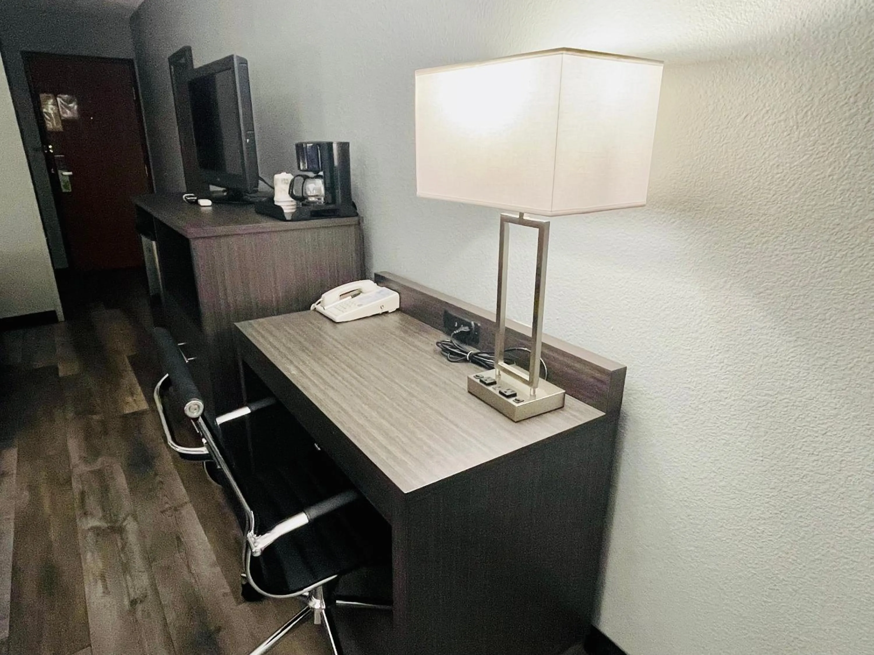 hair dresser in Americas Choice Inn & Suites