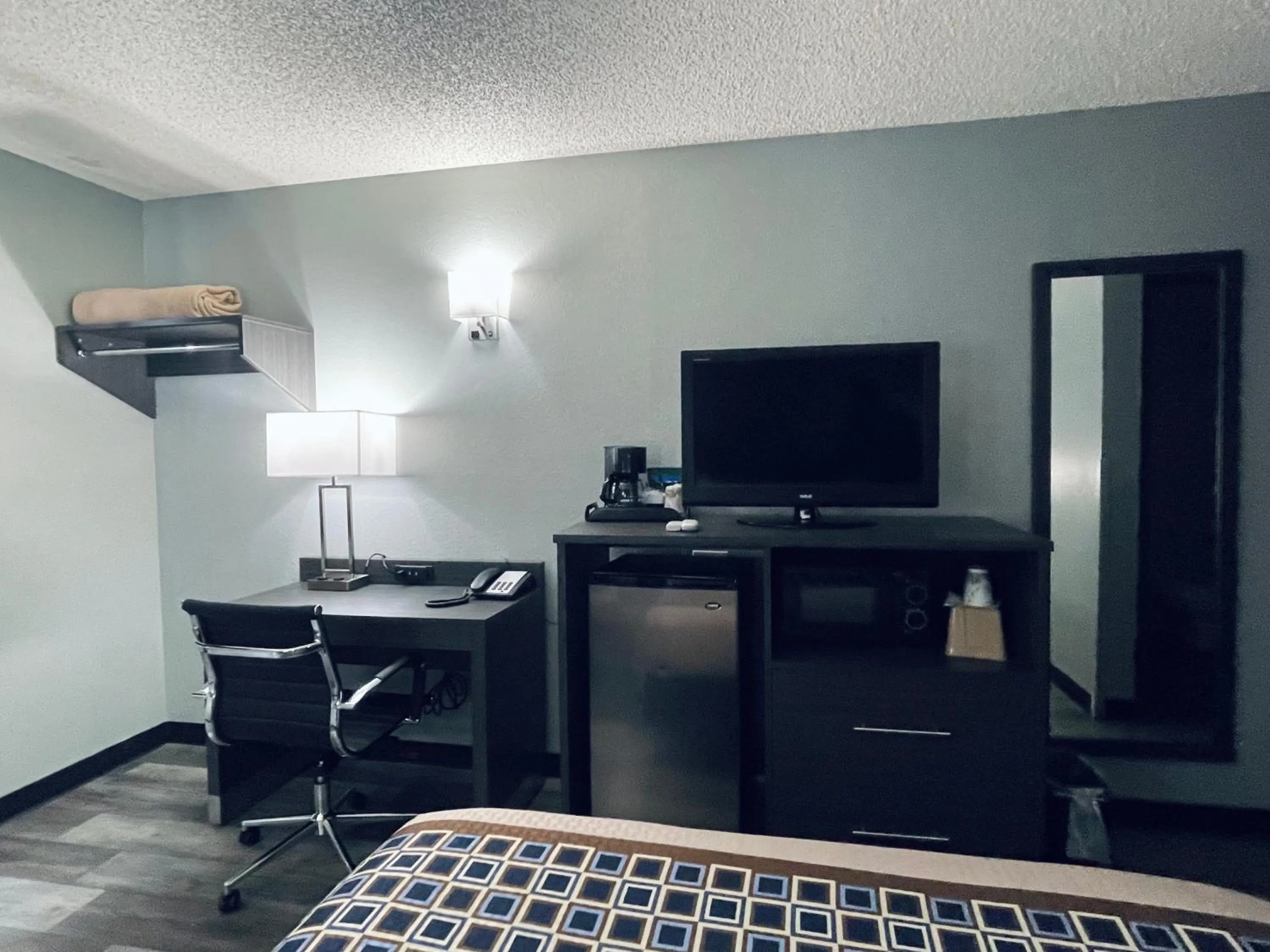 TV and multimedia in Americas Choice Inn & Suites