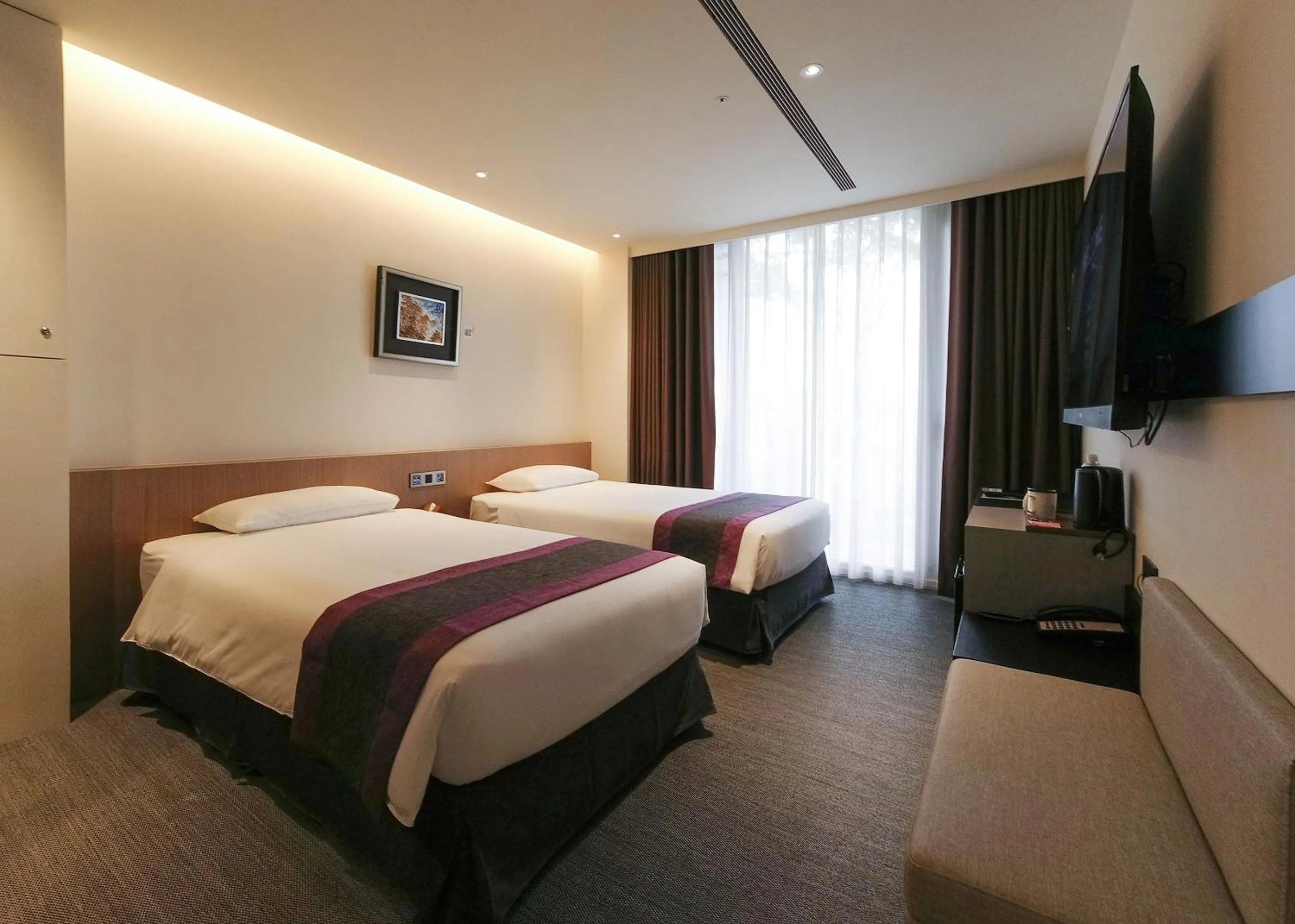 Photo of the whole room, Bed in Royal Roi Hotel