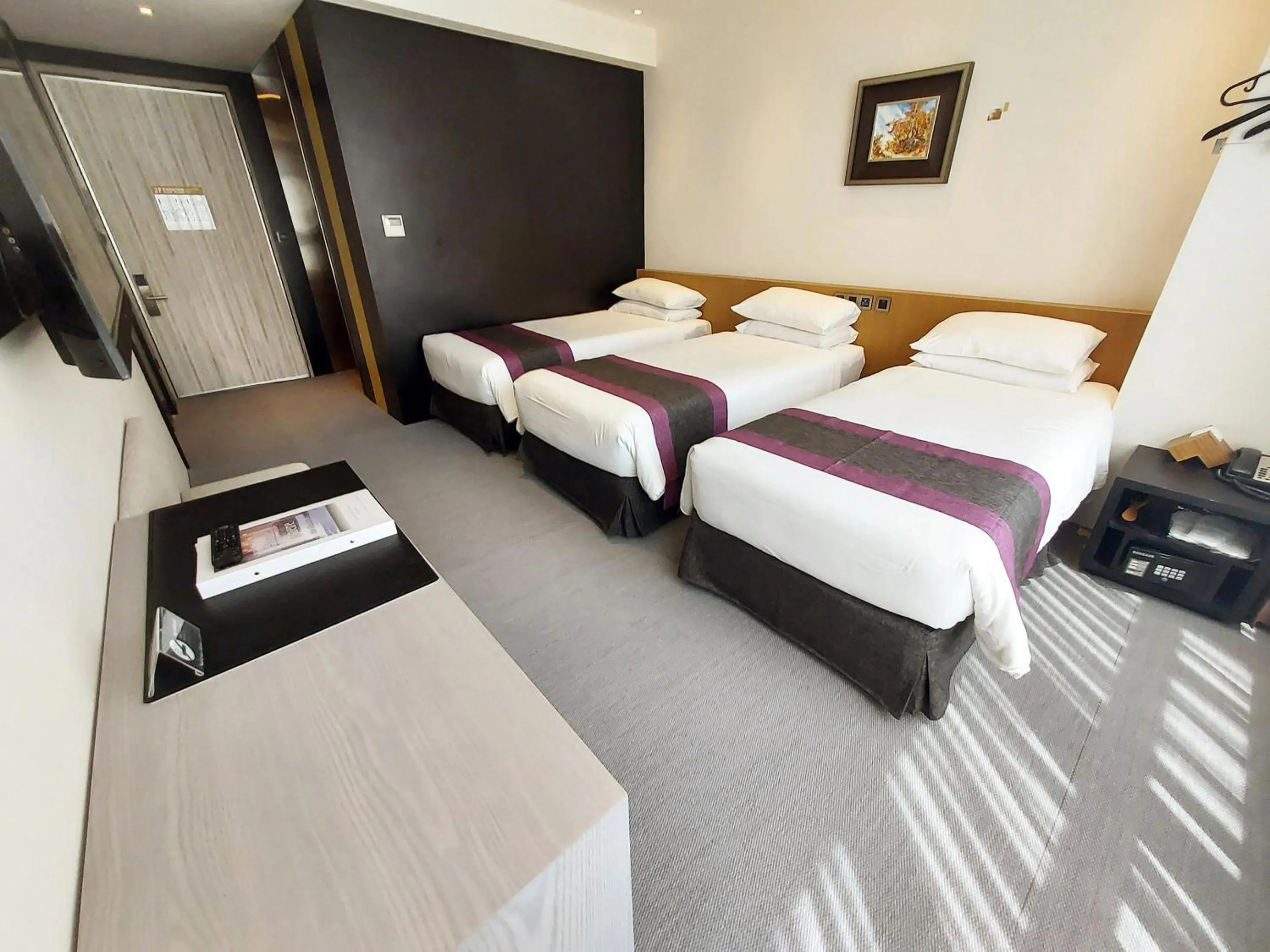 Photo of the whole room, Bed in Royal Roi Hotel