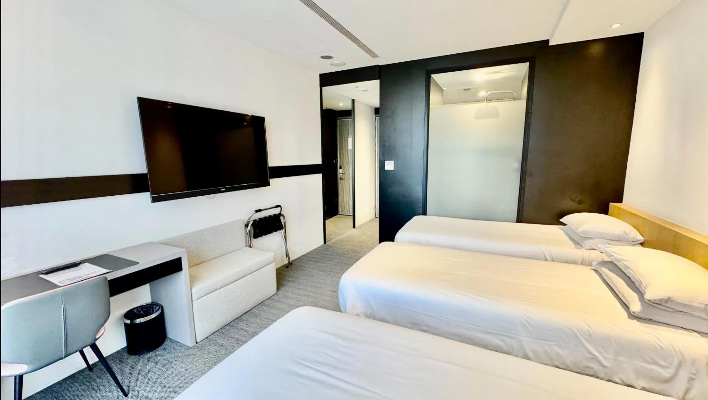 Photo of the whole room, Bed in Royal Roi Hotel