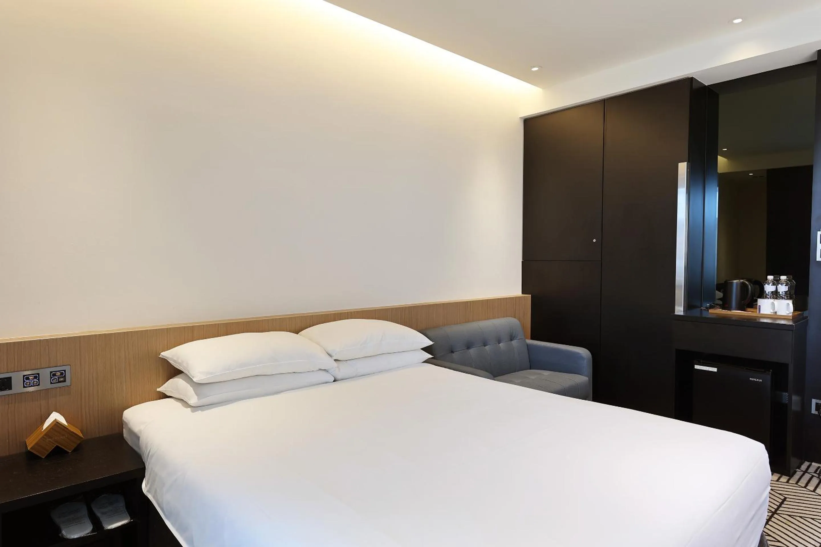 Photo of the whole room, Bed in Royal Roi Hotel