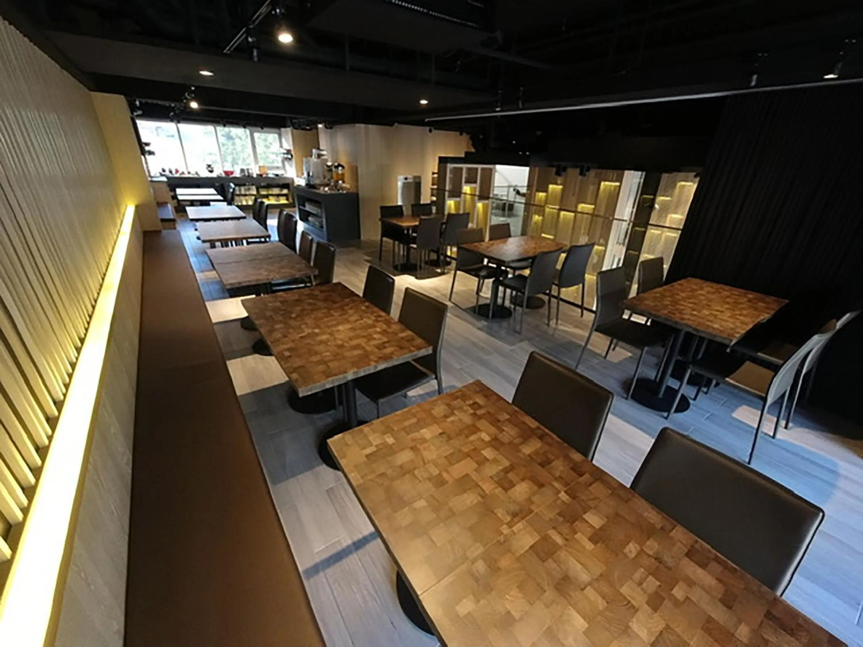 Restaurant/places to eat in Royal Roi Hotel