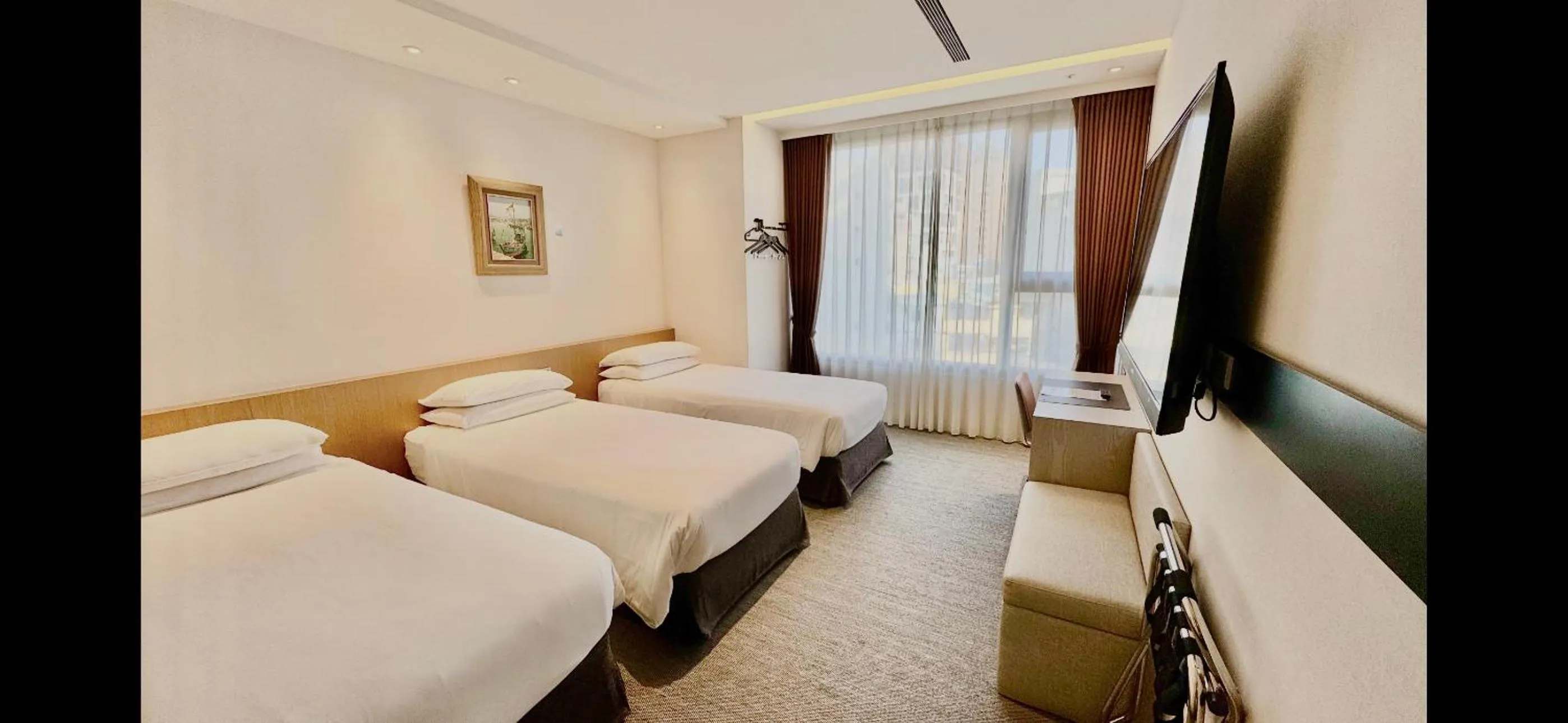 Photo of the whole room, Bed in Royal Roi Hotel