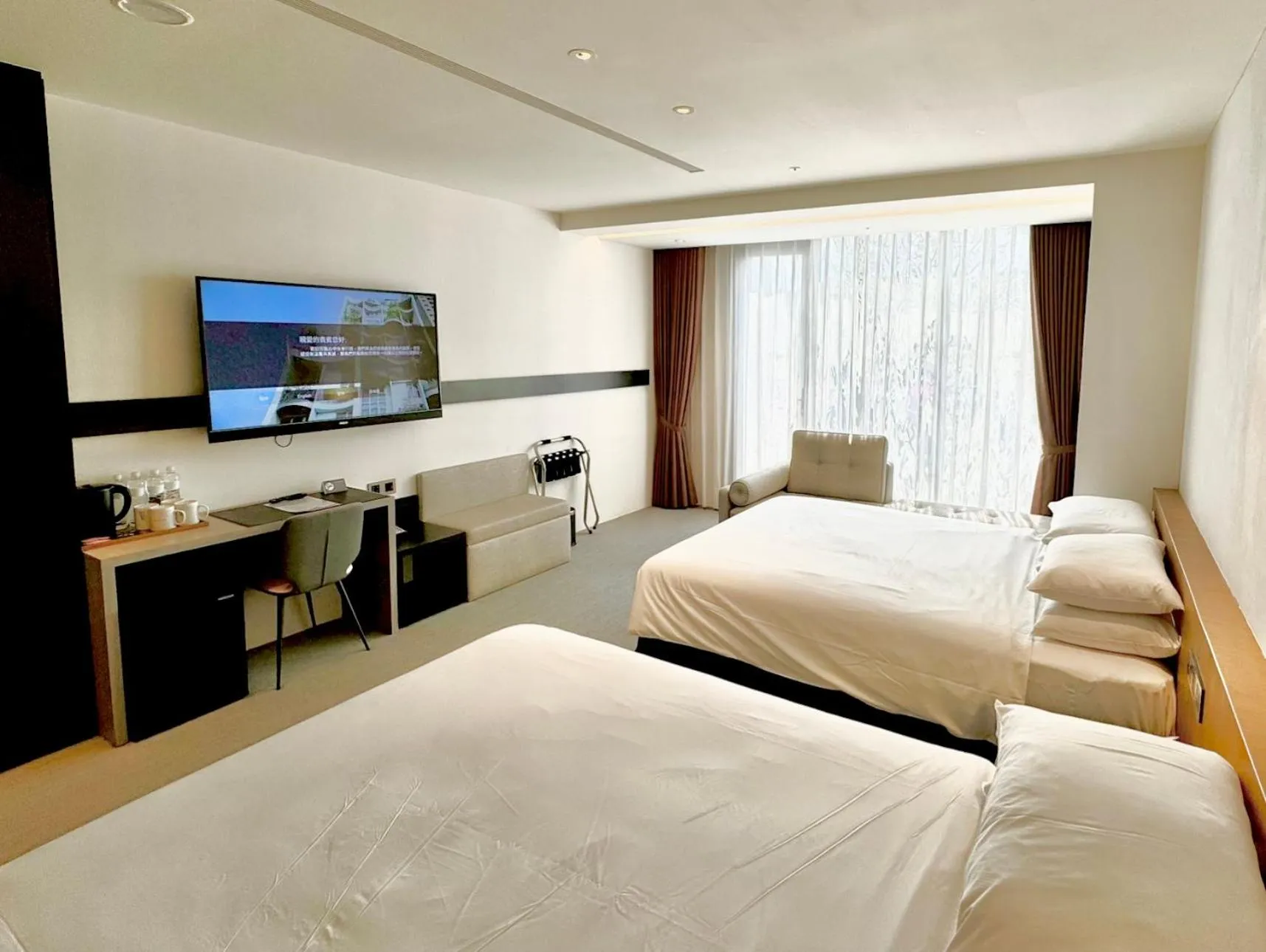 Photo of the whole room, Bed in Royal Roi Hotel