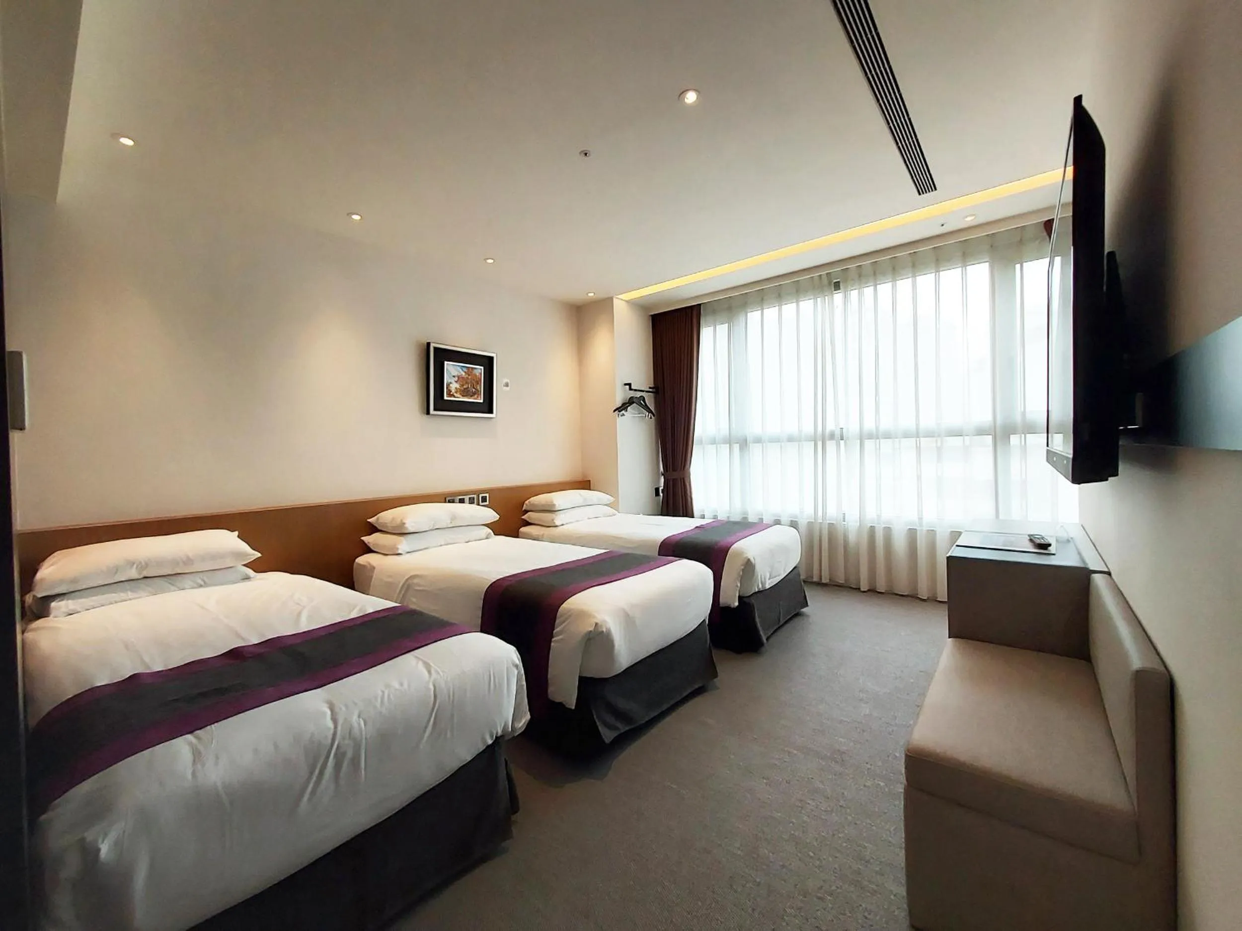 Photo of the whole room, Bed in Royal Roi Hotel