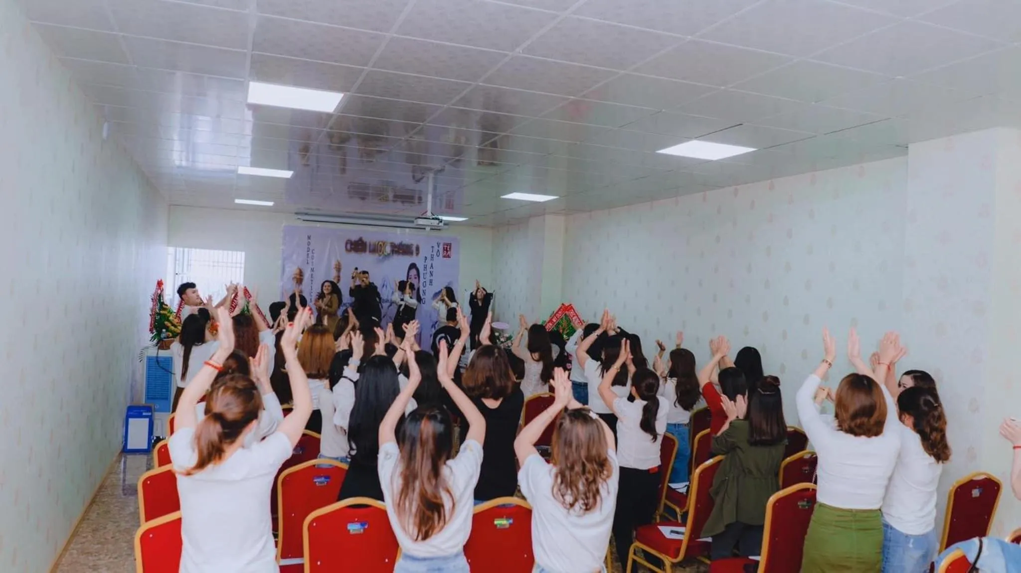 People in KHÁCH SẠN MỸ NGỌC