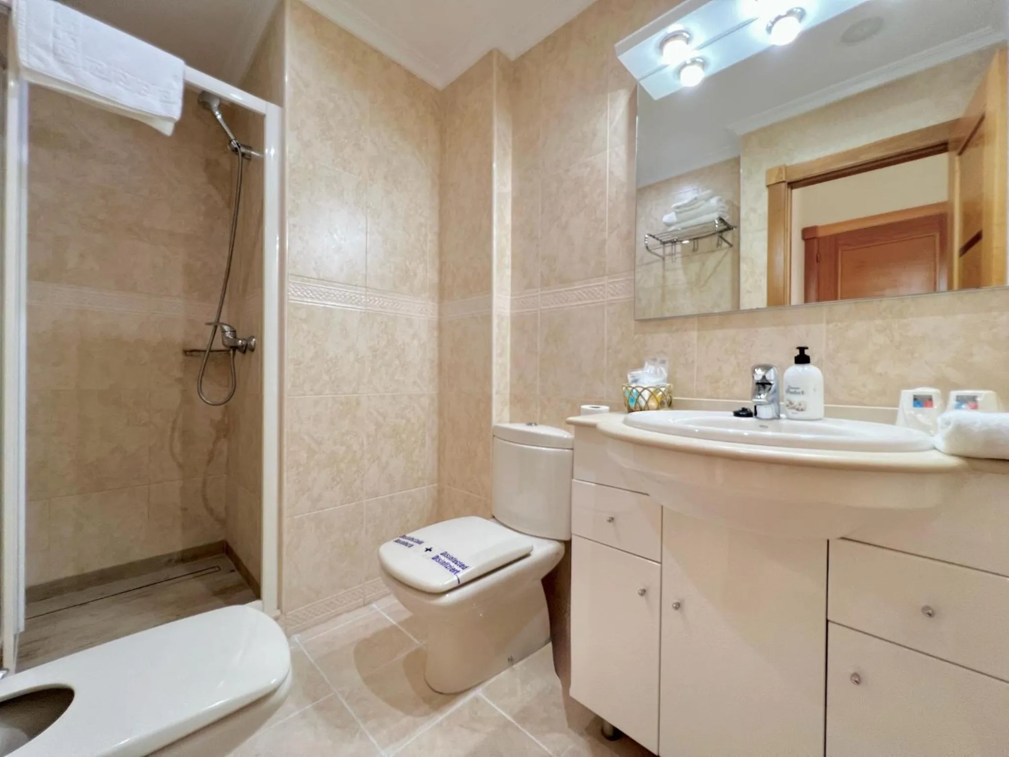 Shower in Apartamentos Mediterráneo Real