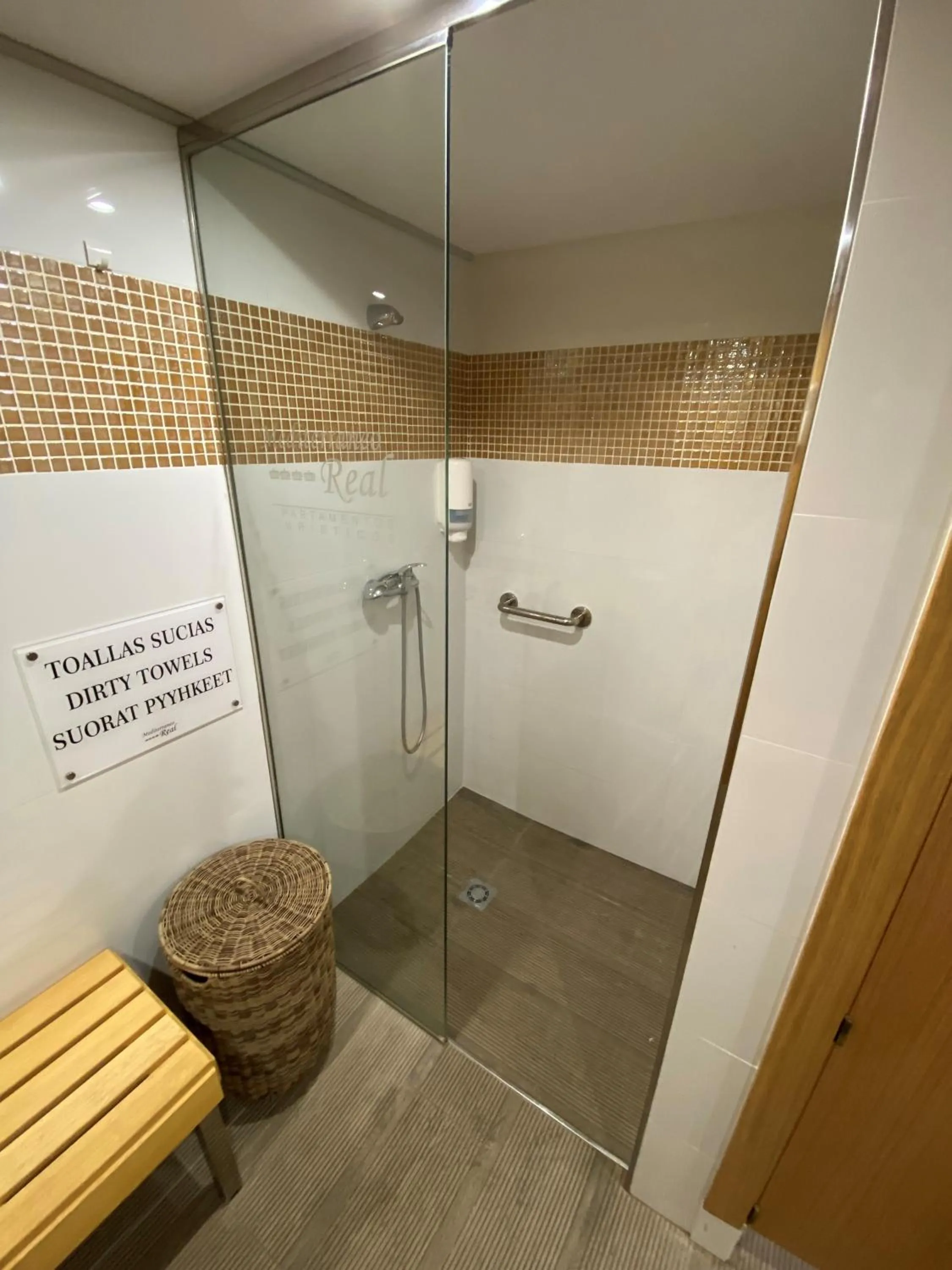 Shower in Apartamentos Mediterráneo Real