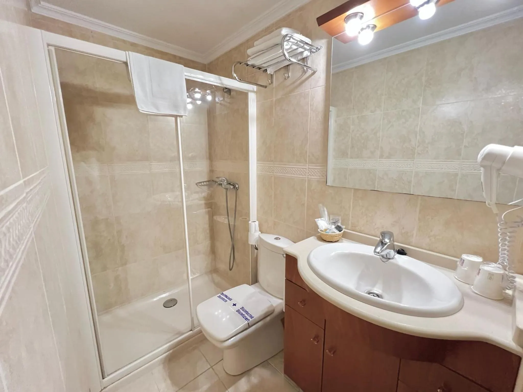 Shower in Apartamentos Mediterráneo Real