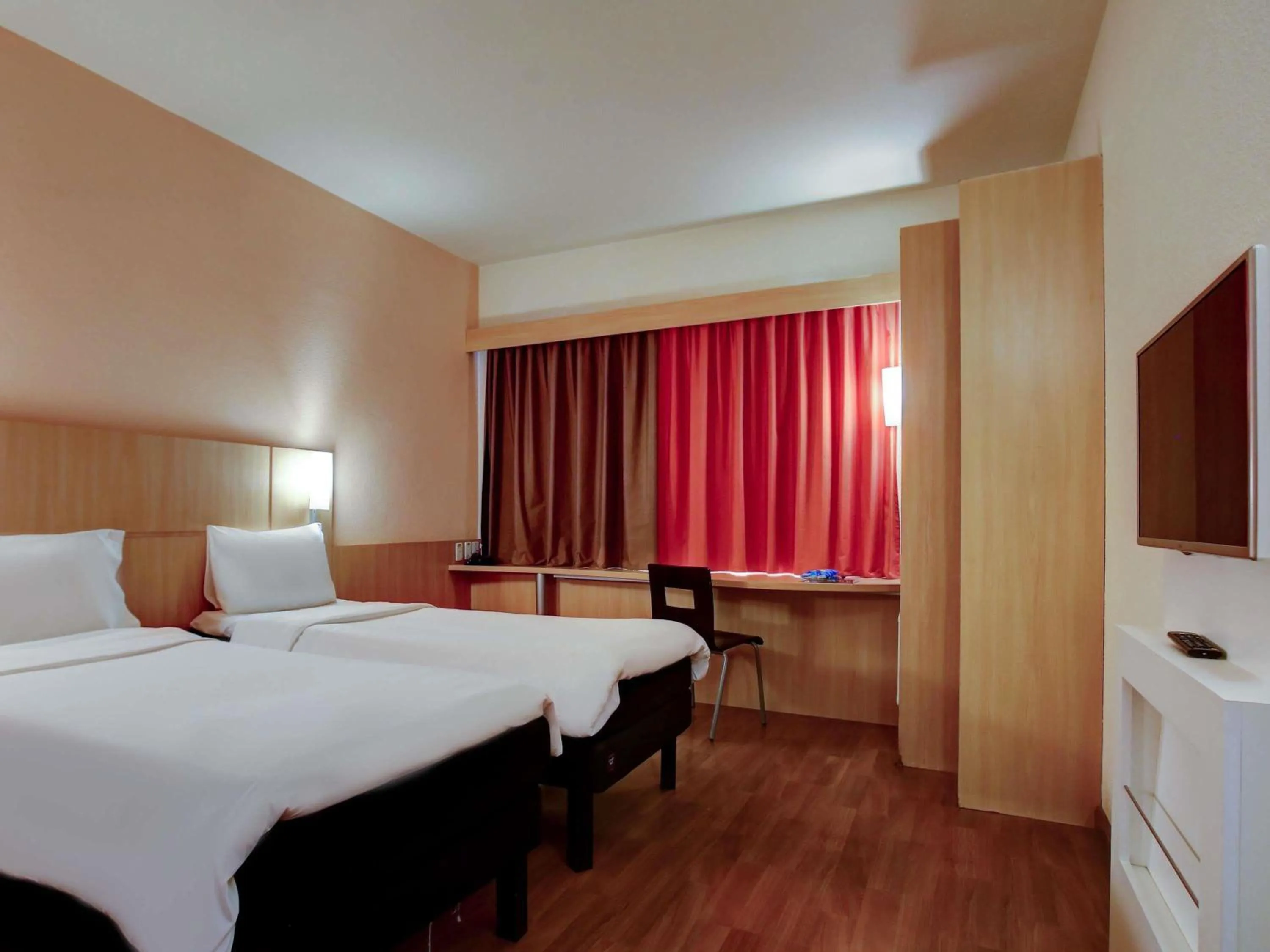 Bedroom, Bed in ibis Vitoria Praia do Canto