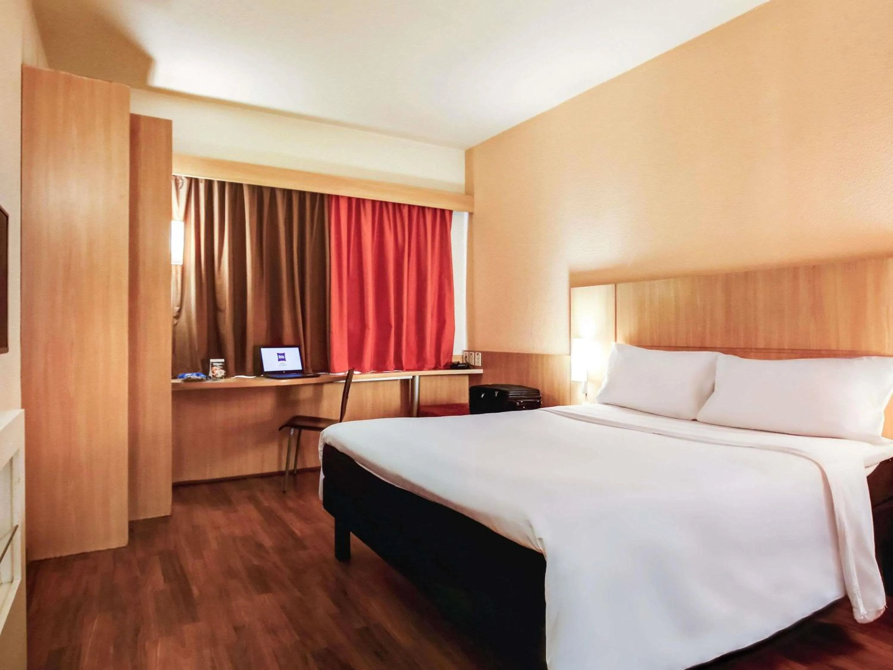 Bedroom, Bed in ibis Vitoria Praia do Canto