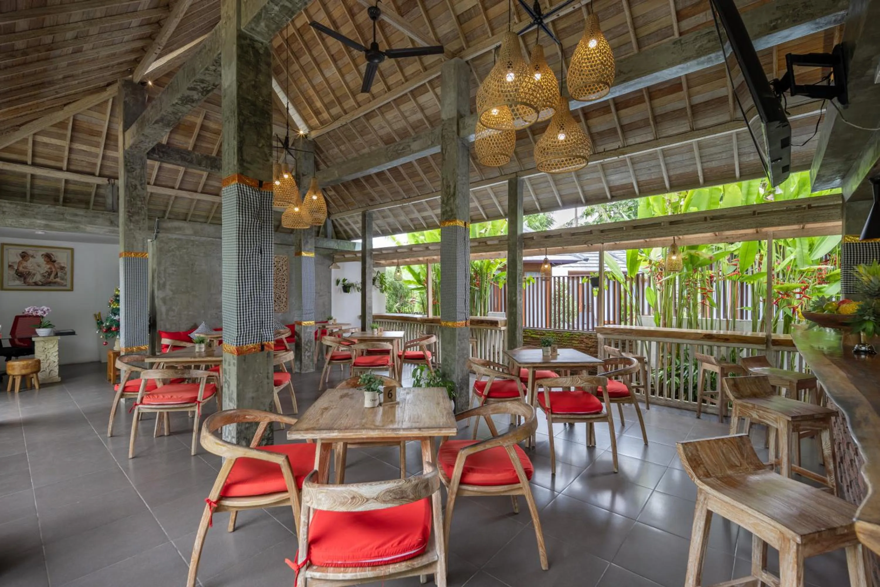 Restaurant/places to eat in Pradja Slumbung Villas