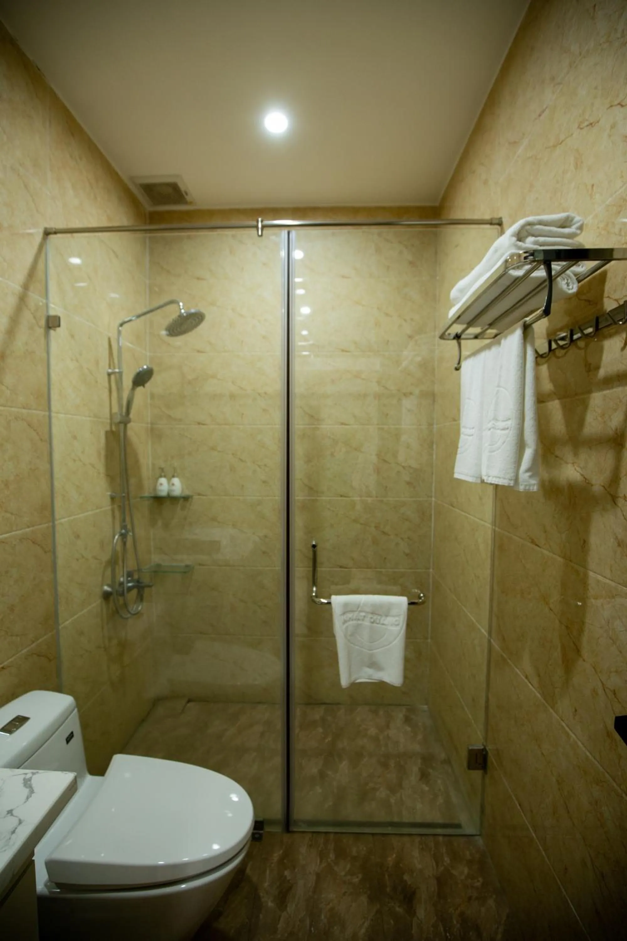 Toilet in Nhat Quang Hotel