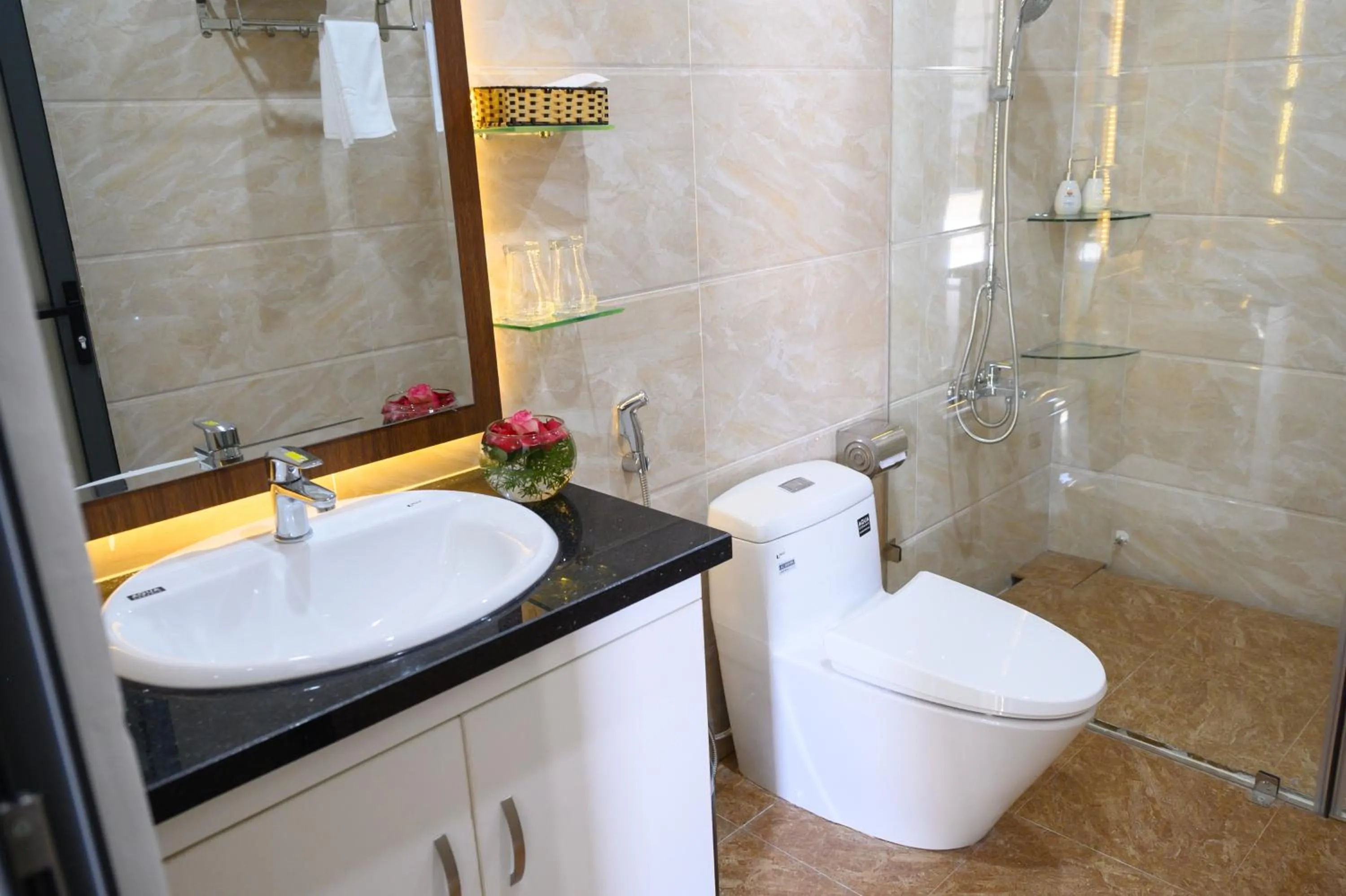 Toilet in Nhat Quang Hotel