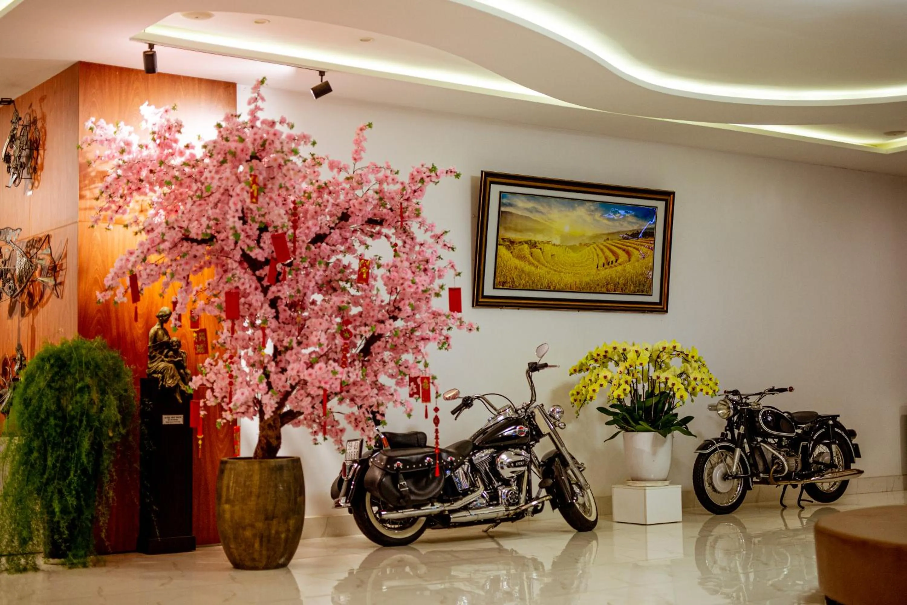 Communal lounge/ TV room in Nhat Quang Hotel