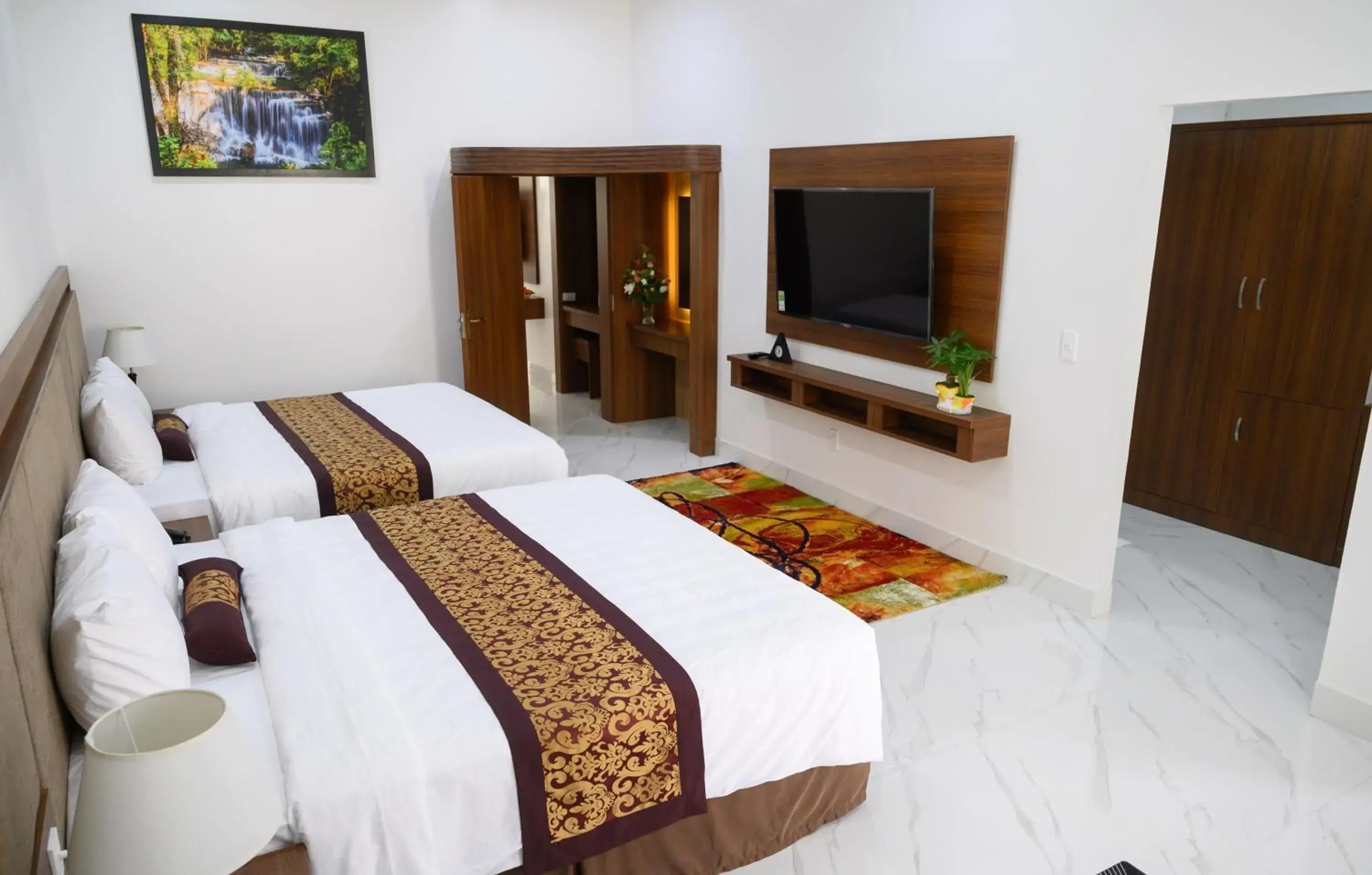 Deluxe Queen Room with Two Queen Beds in Nhat Quang Hotel Deluxe Queen Room with Two Queen Beds in Nhat Quang Hotel