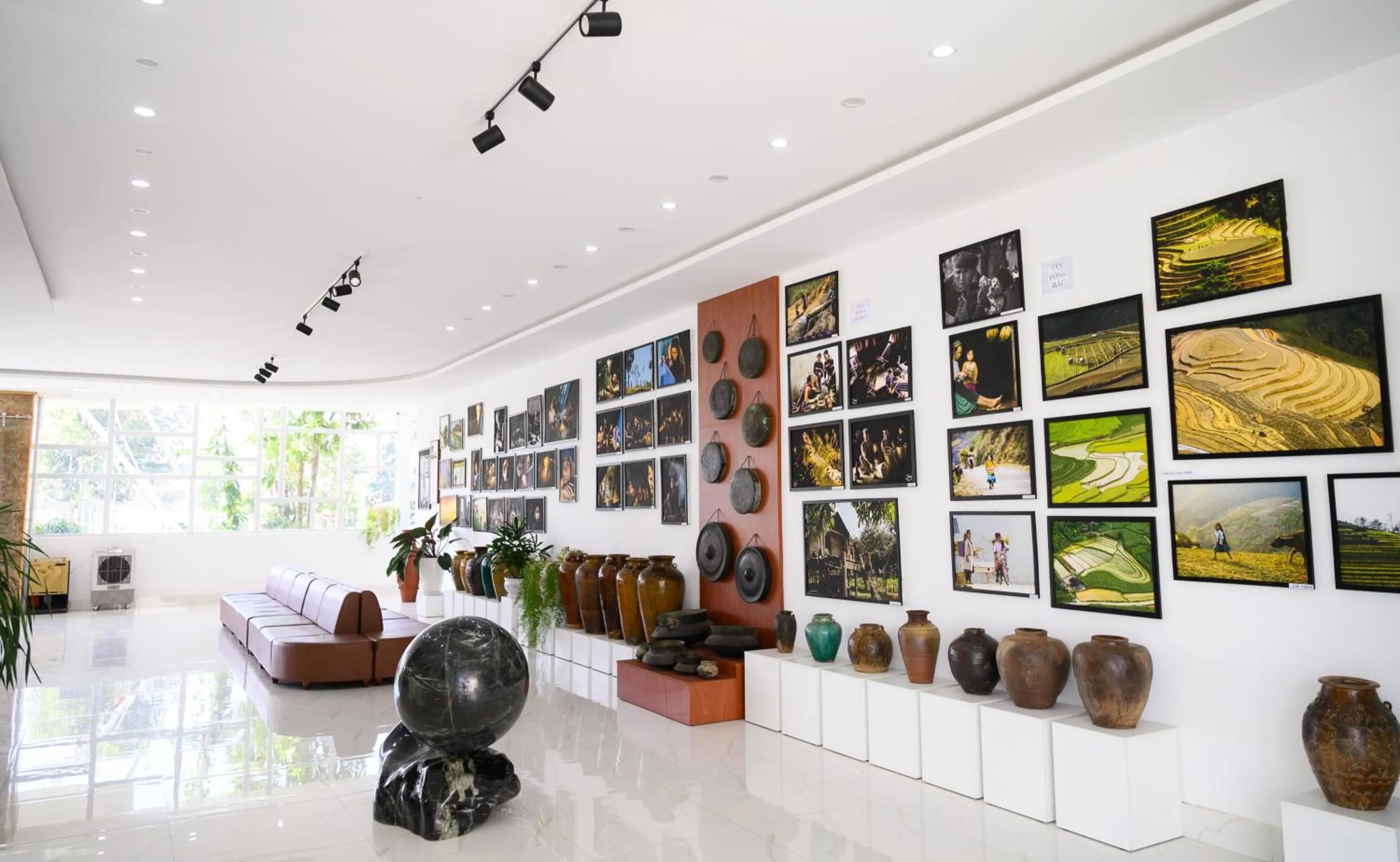 Communal lounge/ TV room in Nhat Quang Hotel