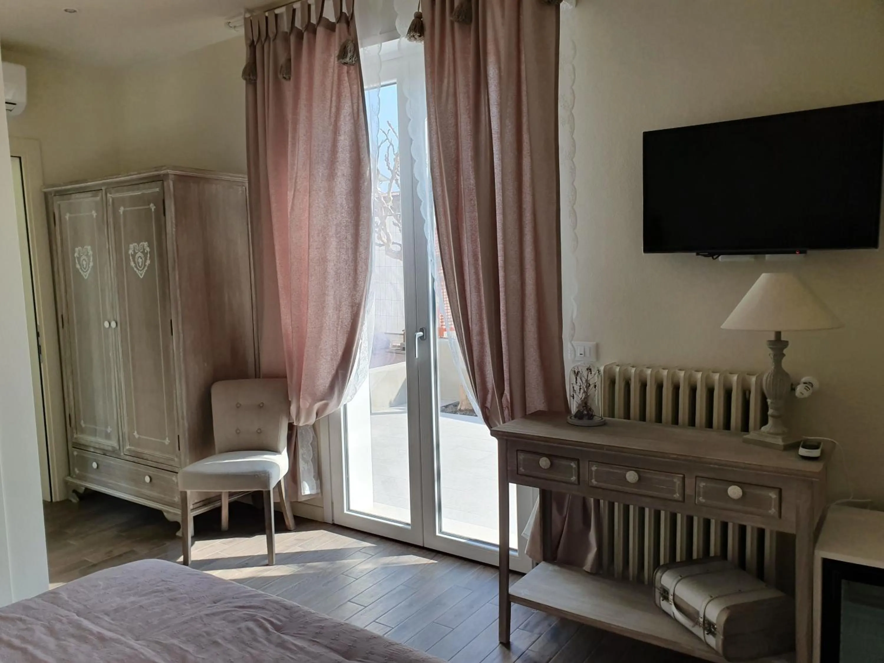 Photo of the whole room, Bed in Romantic Home