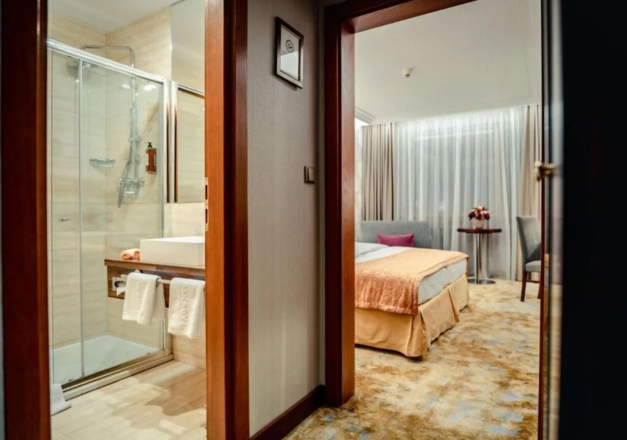 Shower, Bed in Wellness & Spa Hotel Kaskady