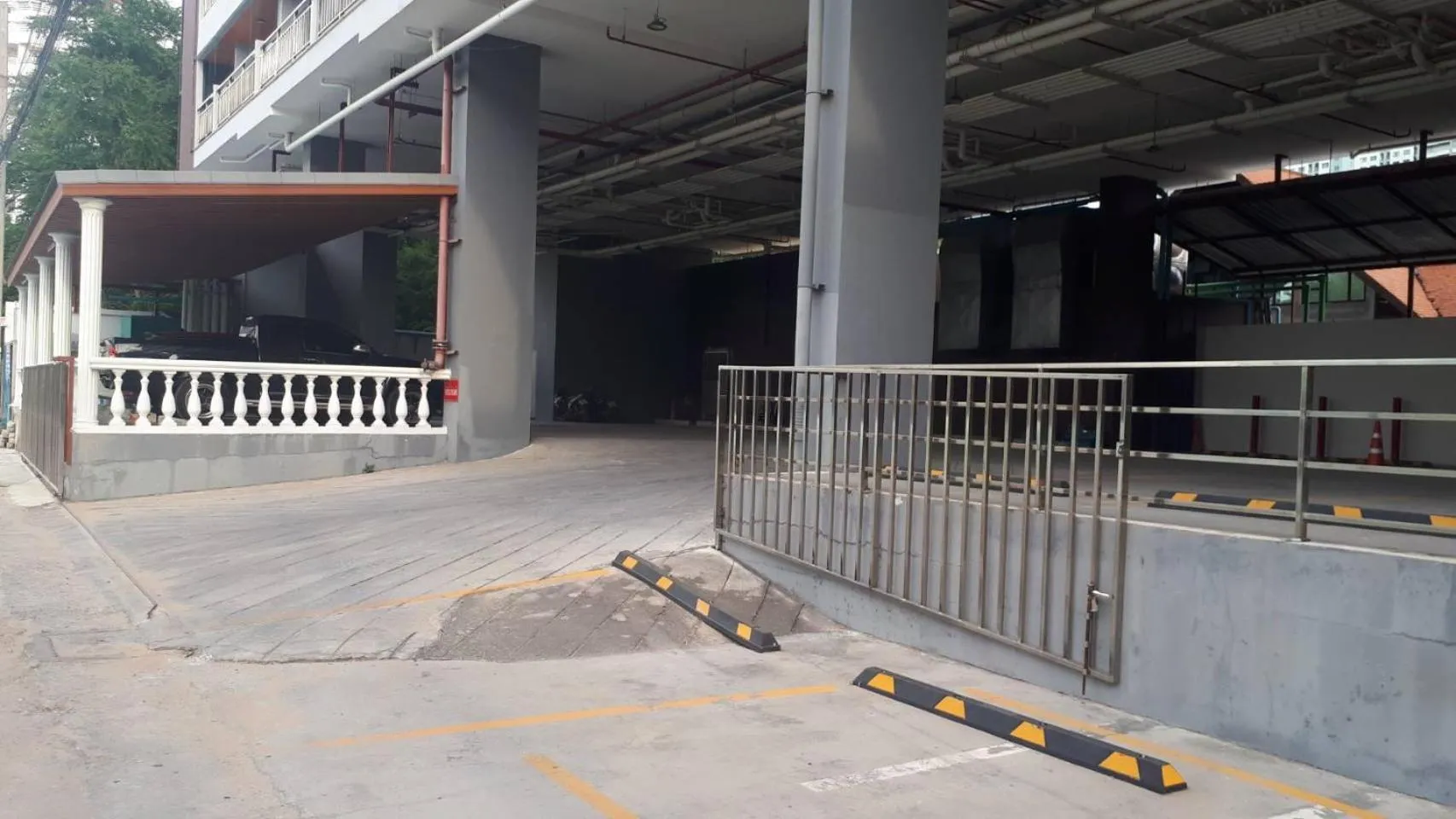 Parking in Golden Jomtien Beach Hotel