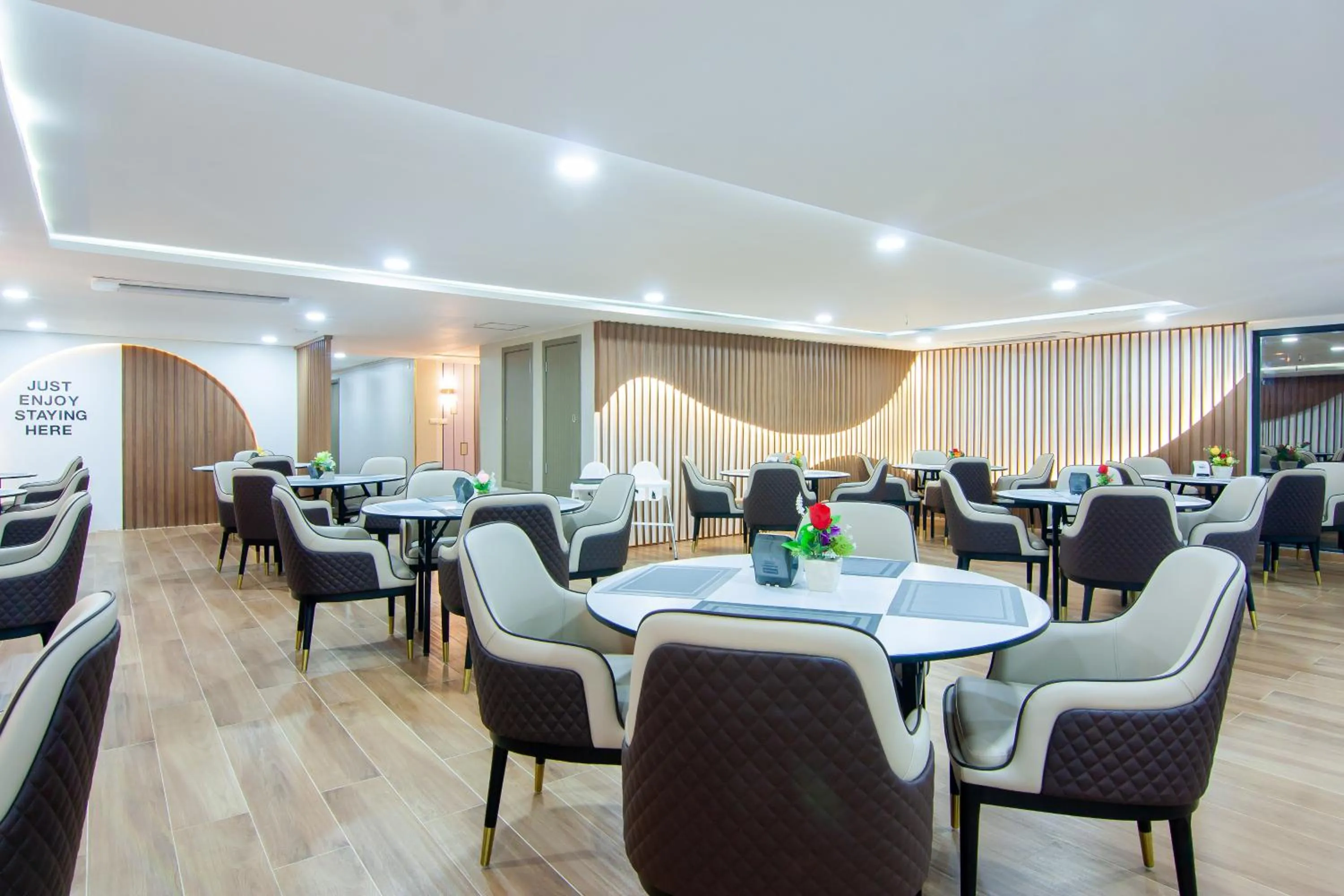 Restaurant/places to eat in Golden Jomtien Beach Hotel