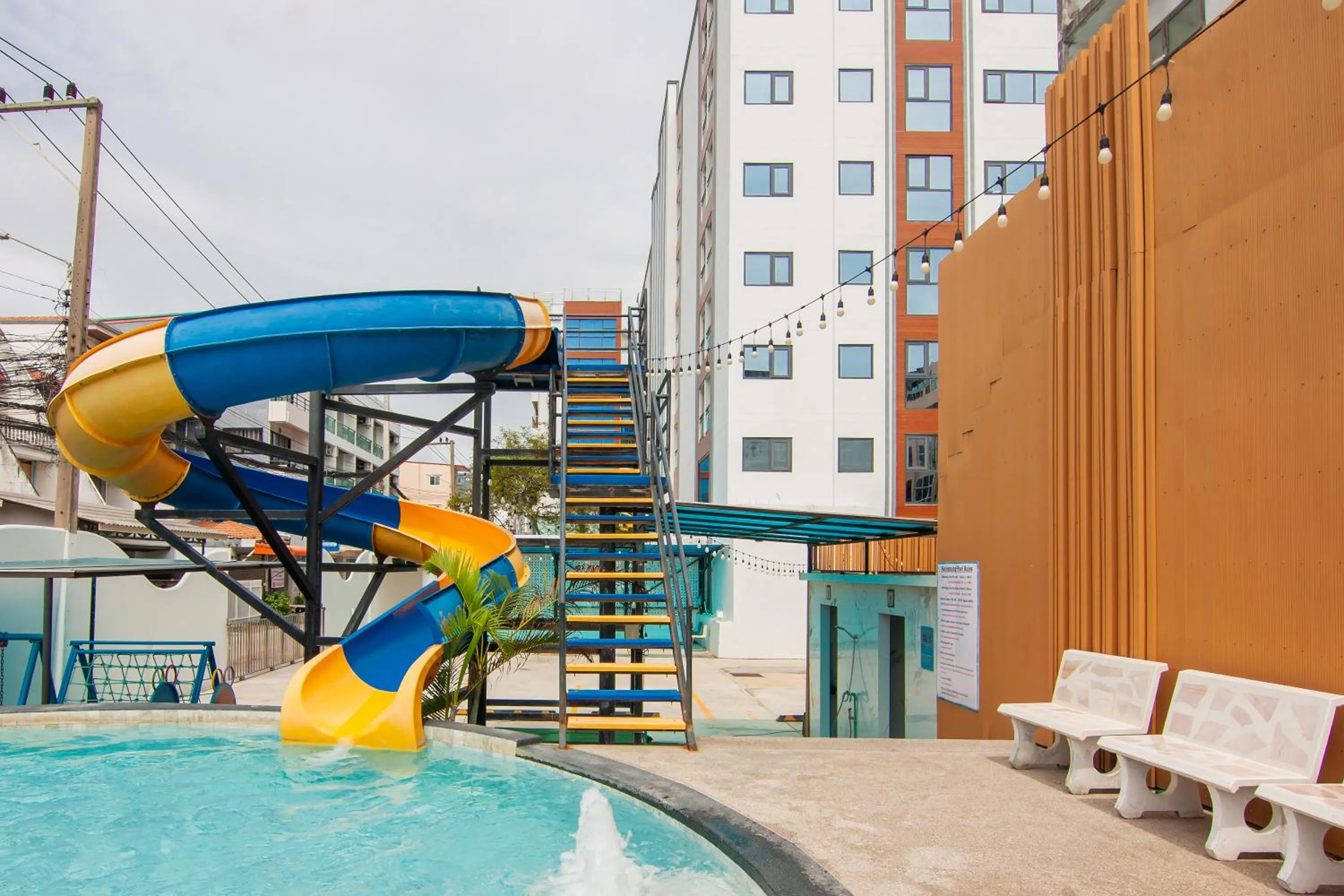 Swimming pool in Golden Jomtien Beach Hotel