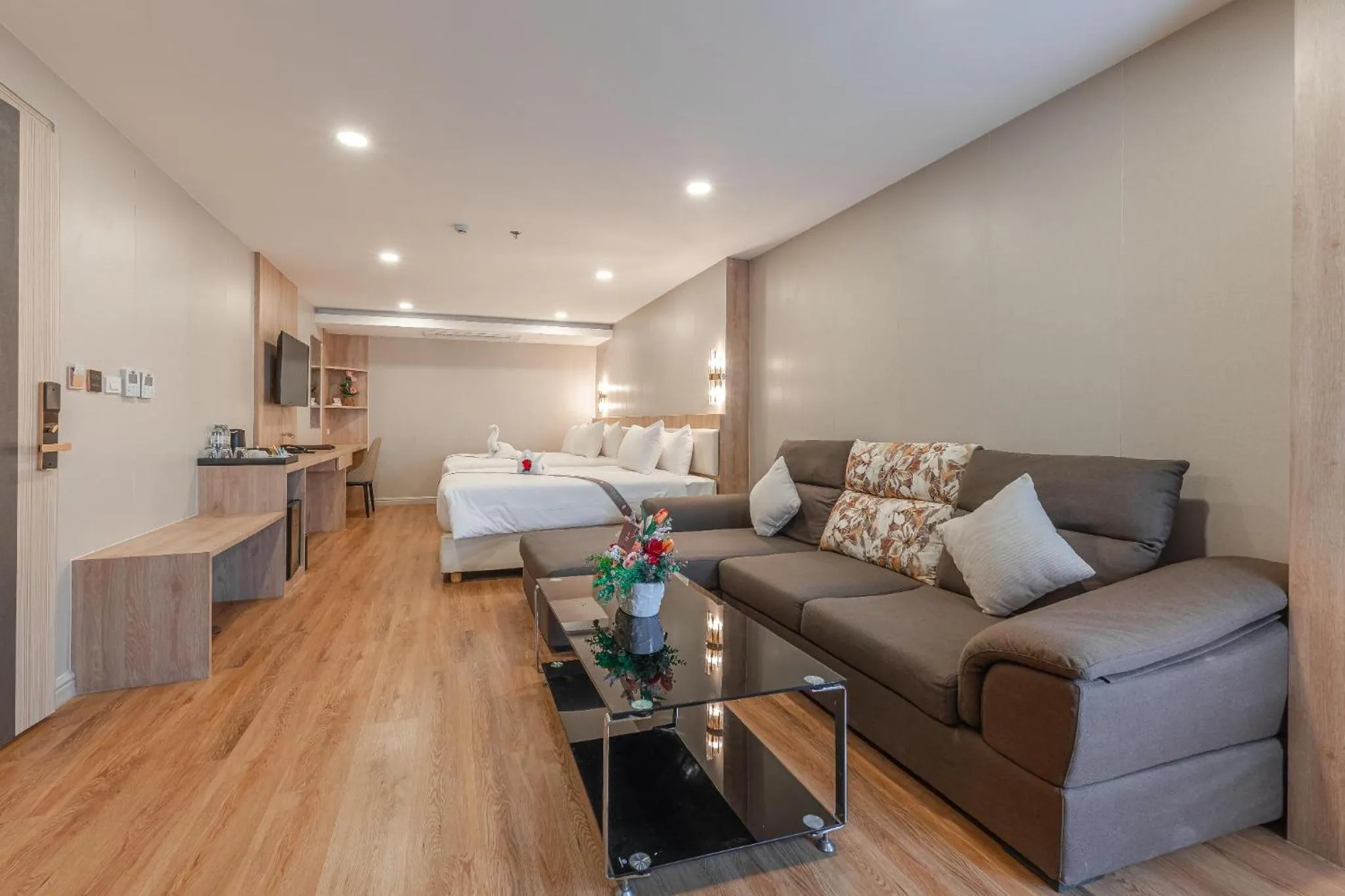 Bed in Golden Jomtien Beach Hotel