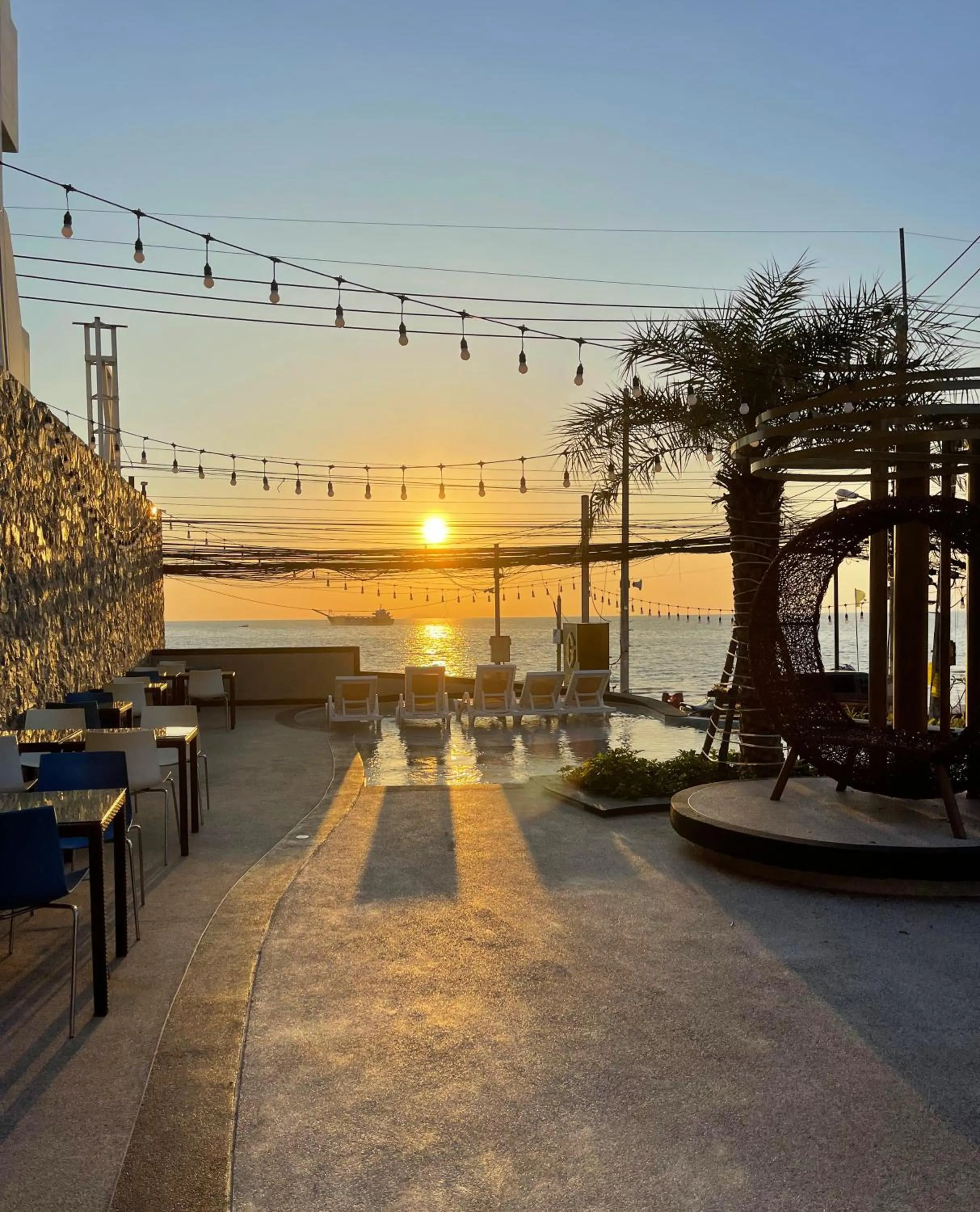 Swimming pool in Golden Jomtien Beach Hotel