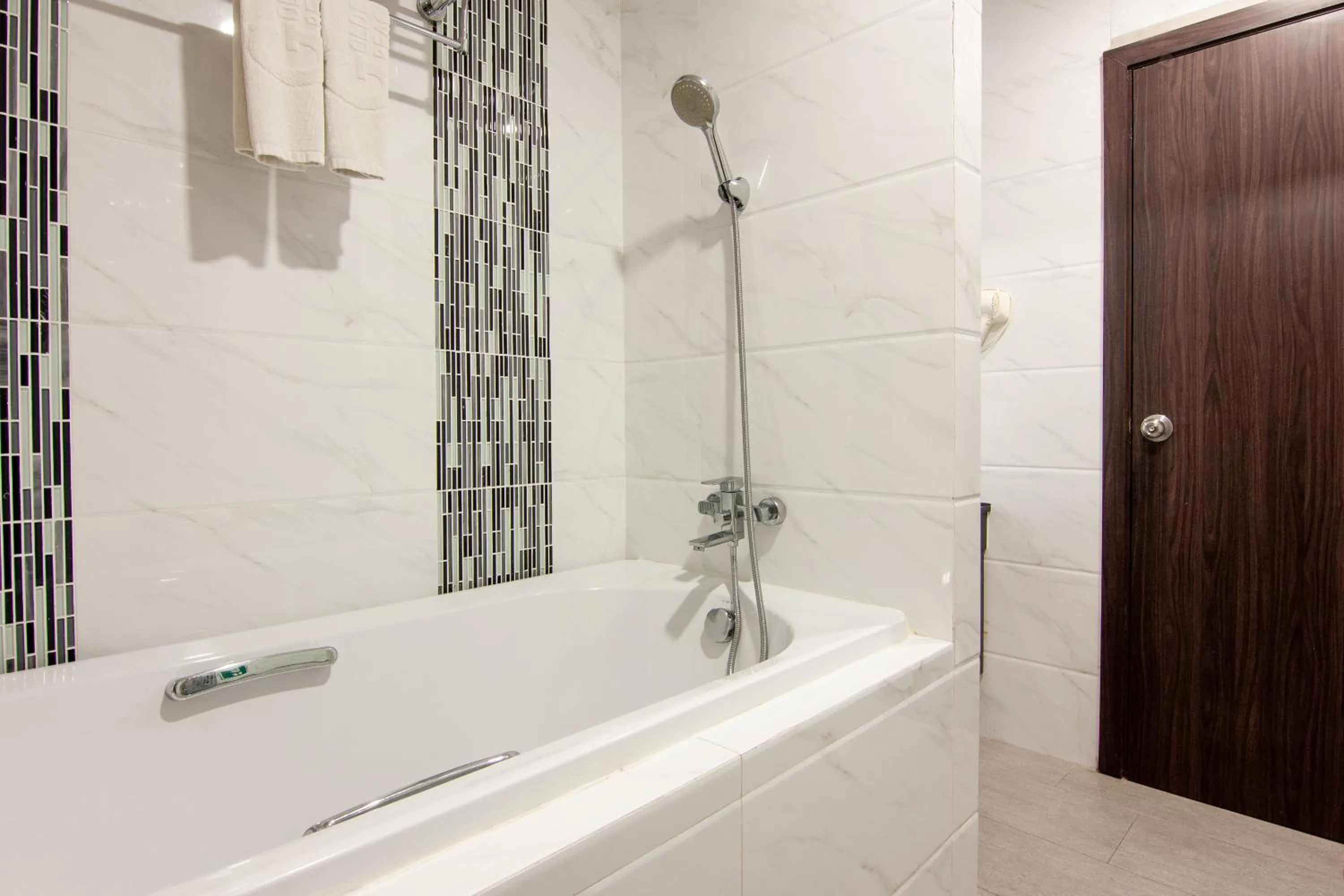 Bath in Golden Jomtien Beach Hotel