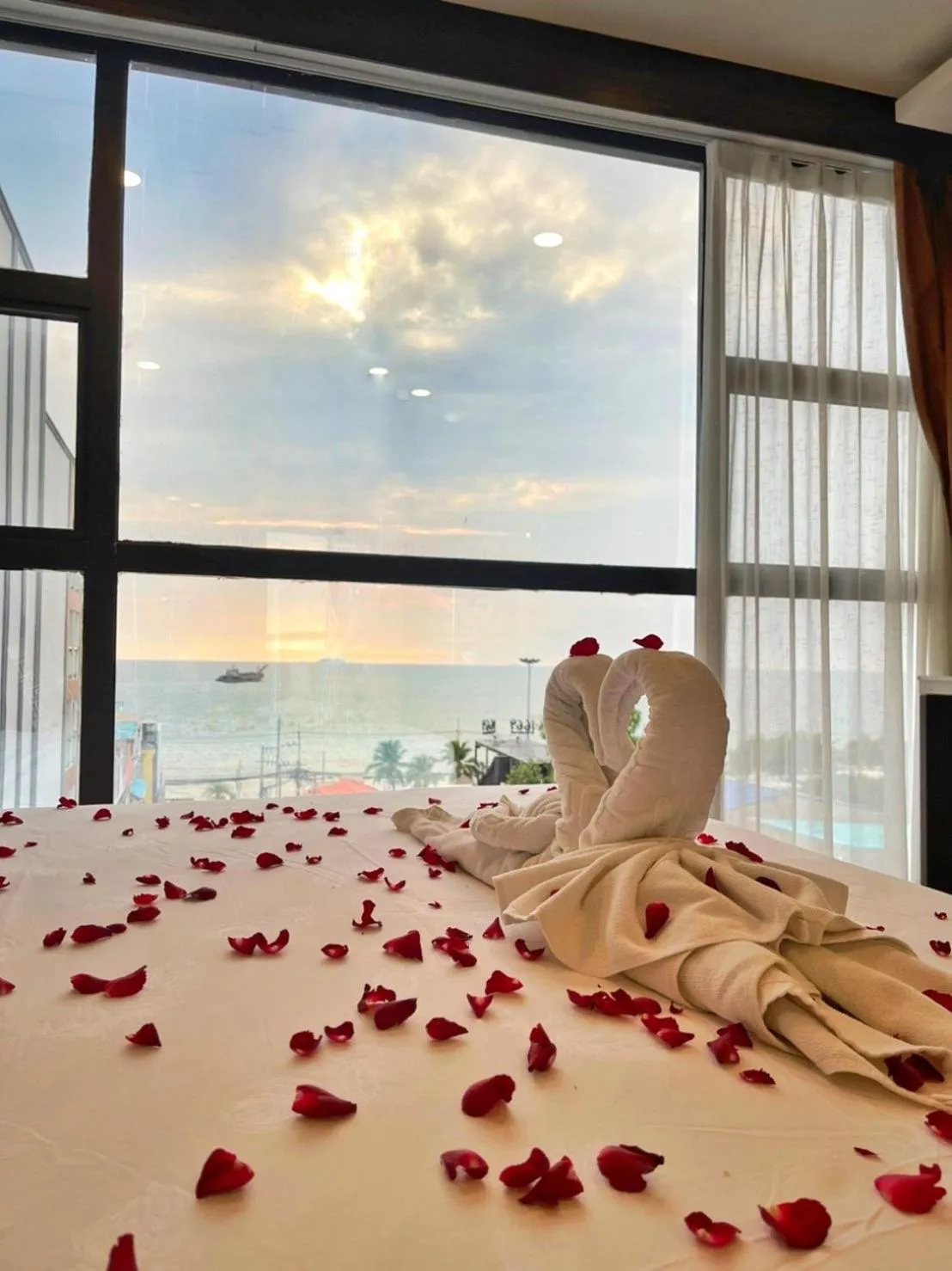 Bedroom, Bed in Golden Jomtien Beach Hotel