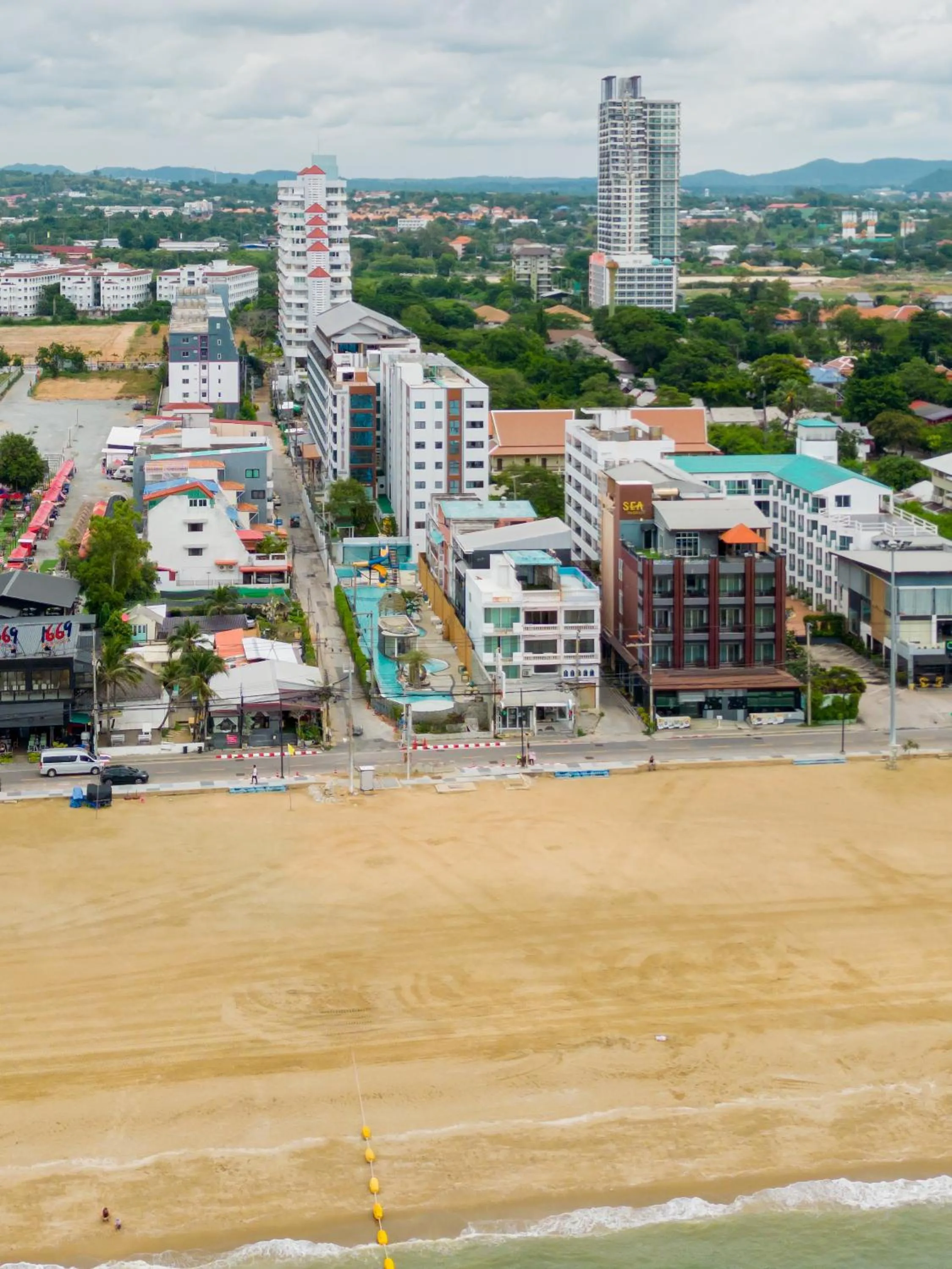 Beach in Golden Jomtien Beach Hotel