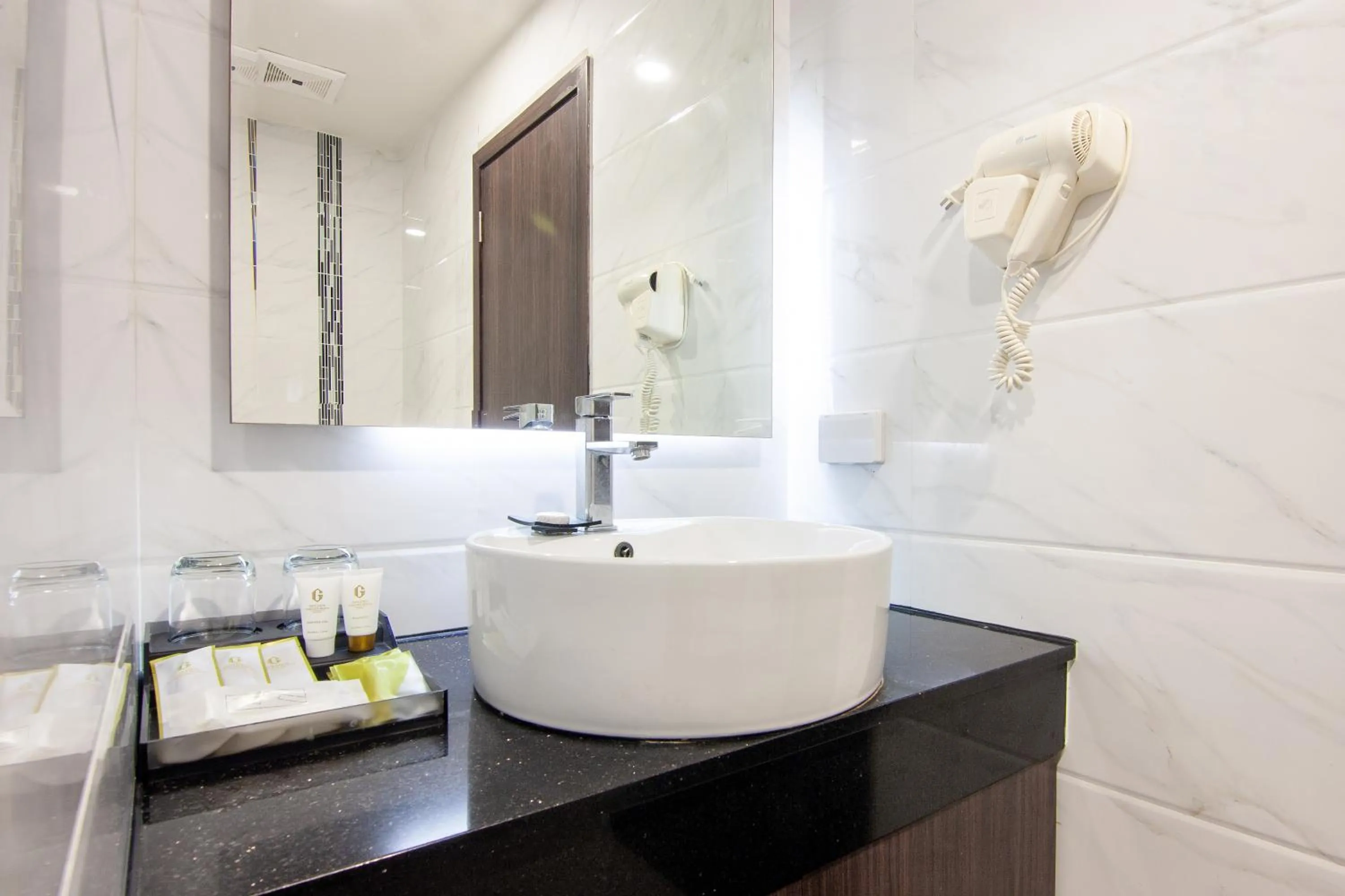 Bathroom in Golden Jomtien Beach Hotel