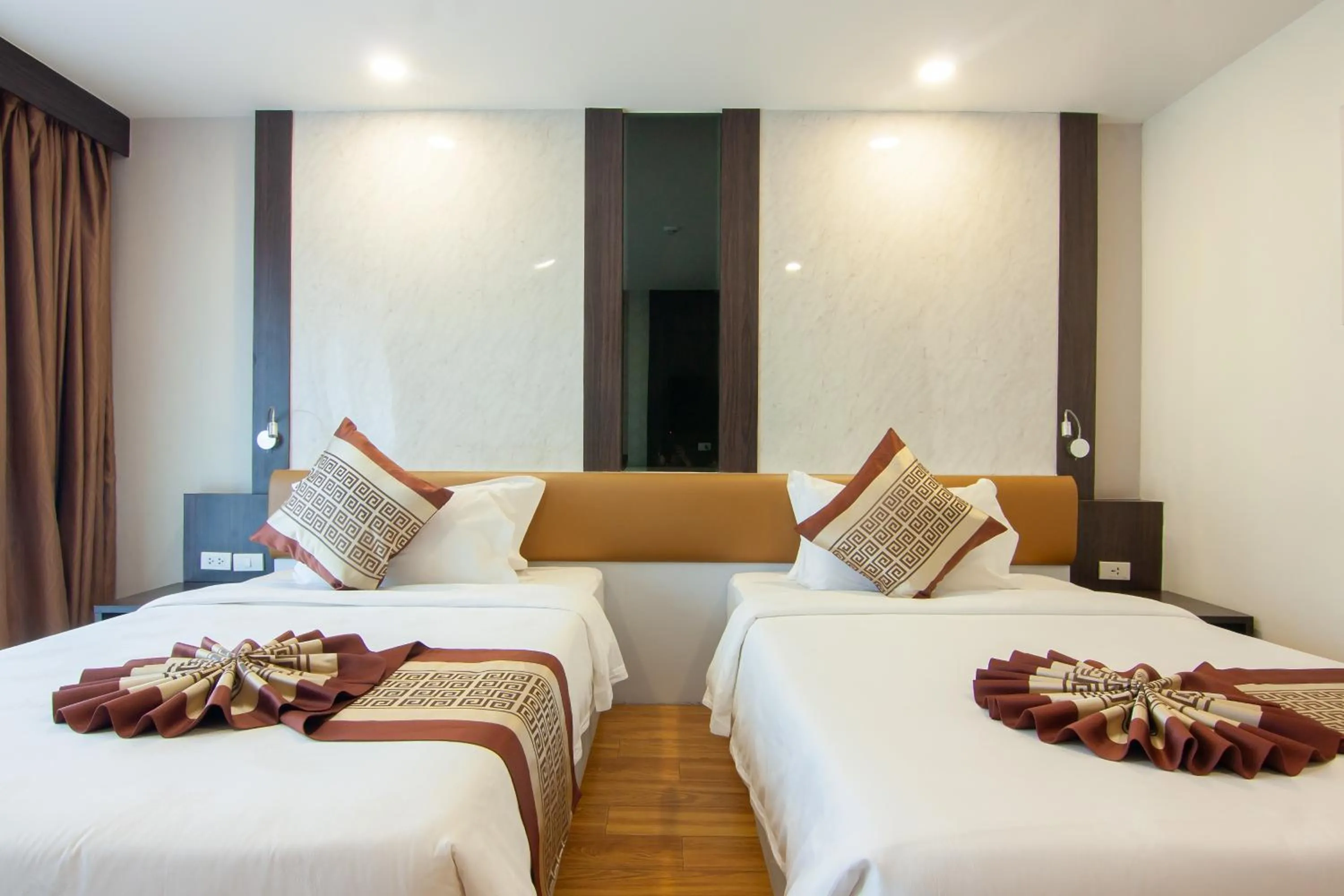 Bed in Golden Jomtien Beach Hotel
