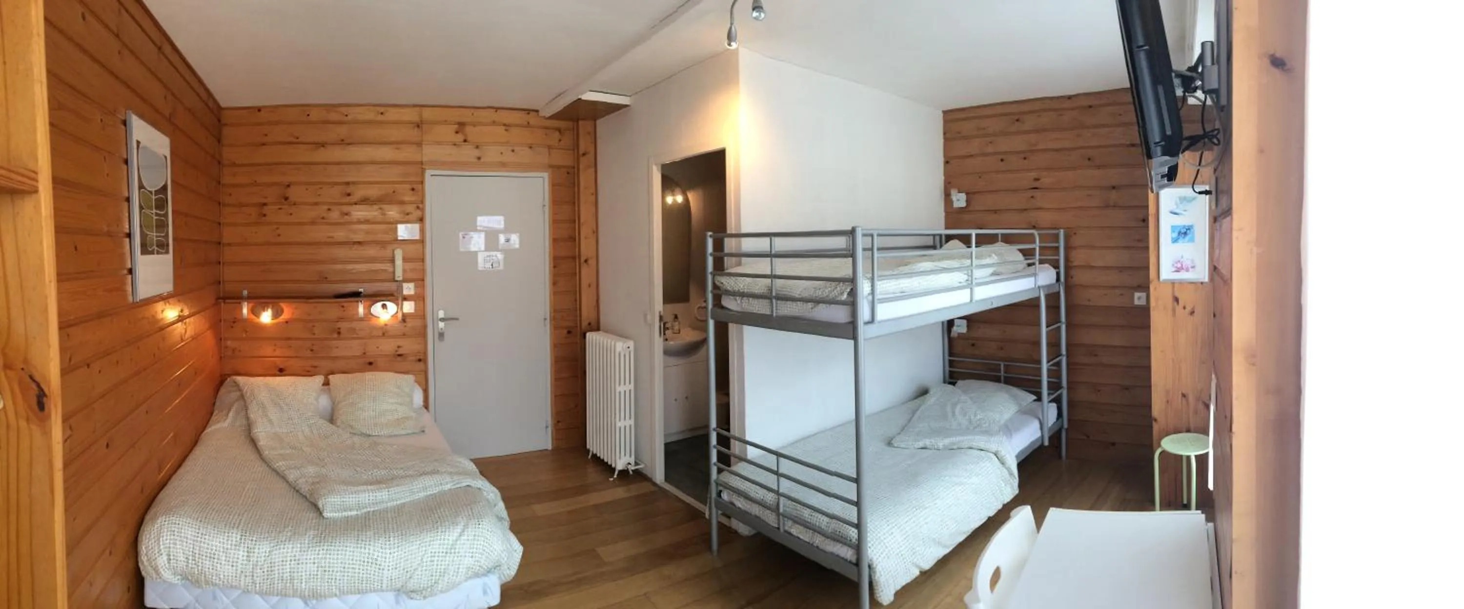 Photo of the whole room, Bed in Hôtel des Cimes