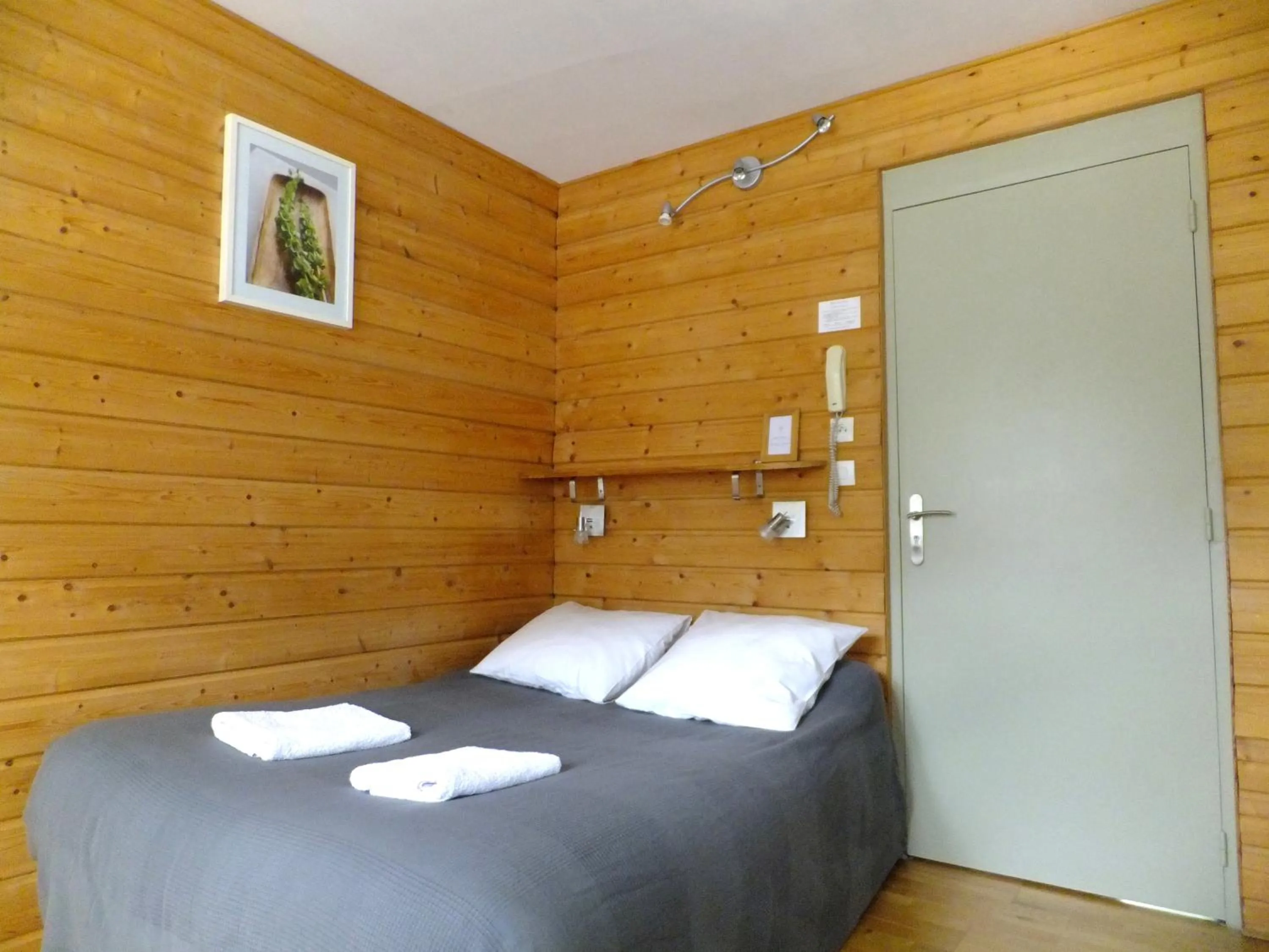 Bed in Hôtel des Cimes